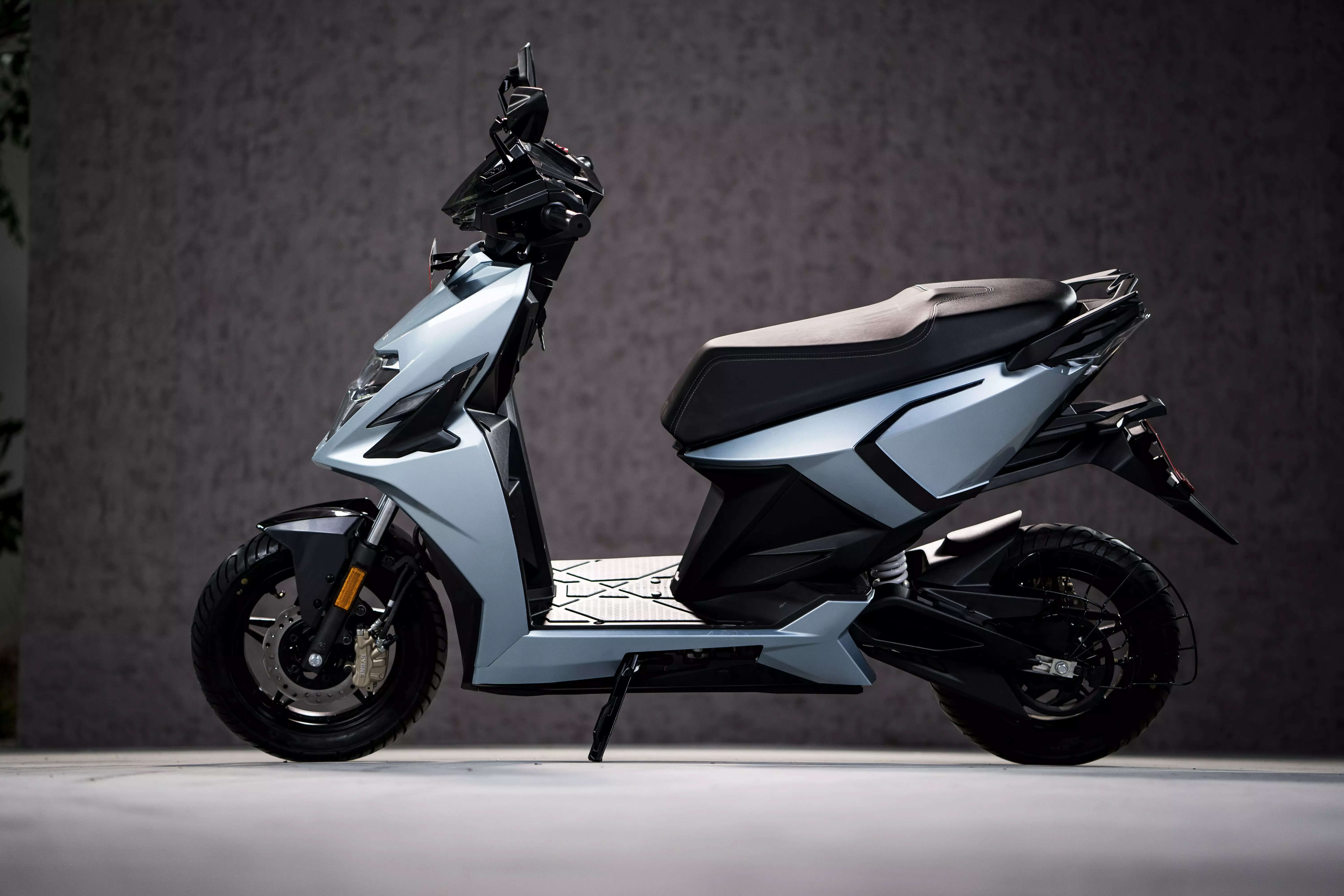 <p>Simple Energy has ambitious plans of clocking 30,000 units per month and be the number 1 electric two wheeler maker in the country within a year. </p>
