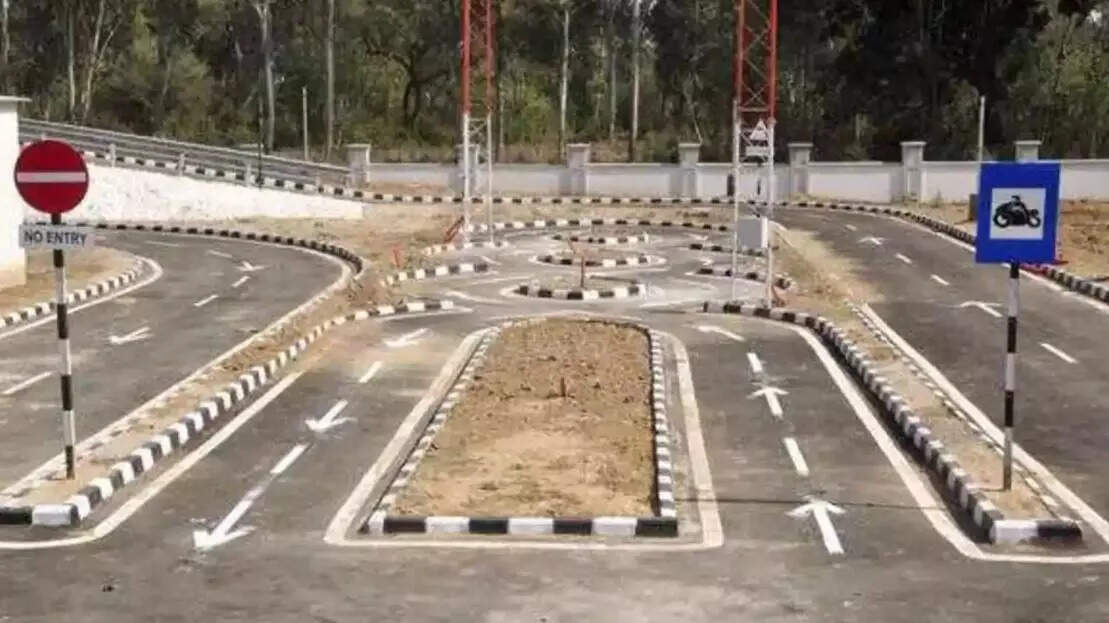 <p>The automatic tracks test the drivers' skills on various parameters, which ensures that only trained people get licences and our roads are safer.</p>