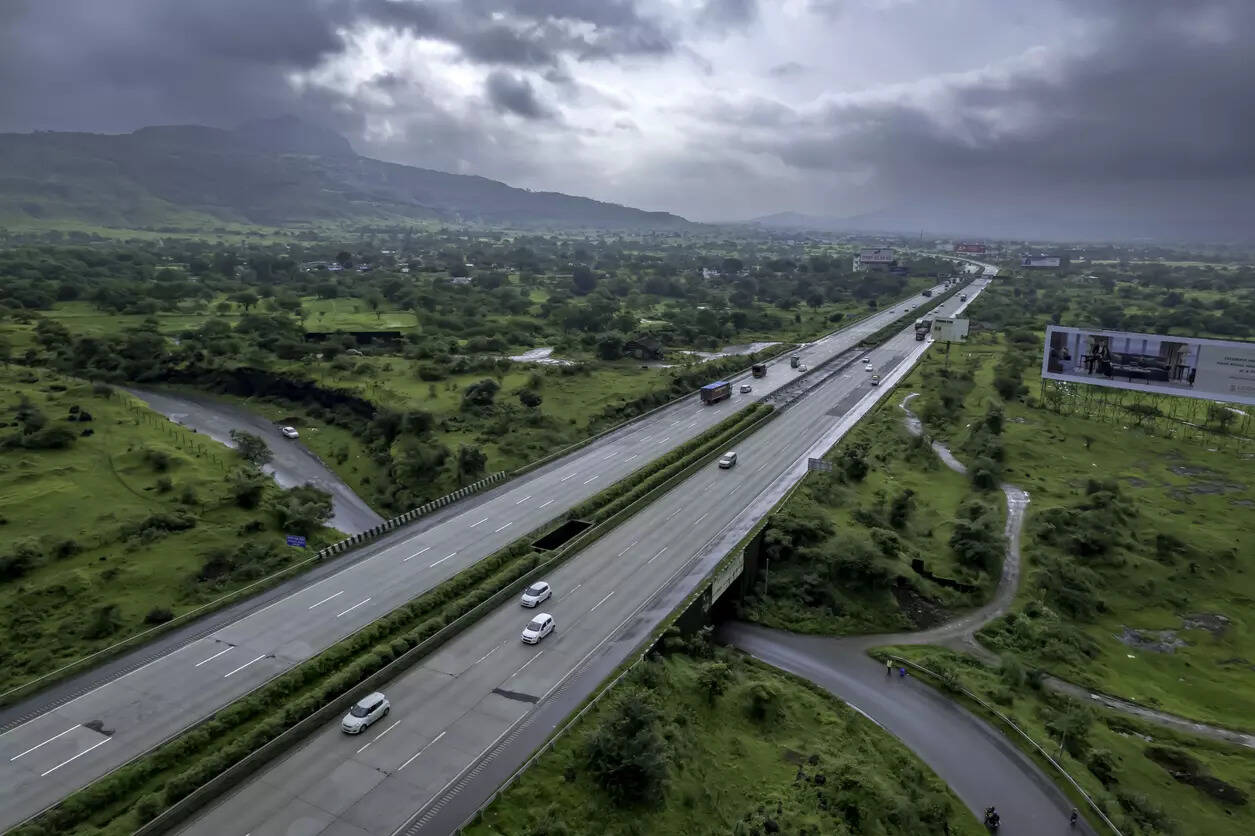 <p>The six-lane, access-controlled, Greenfield SuperExpressway will allow vehicles to zoom at top speeds of 120 kmph on plain terrain though it will be restricted to 100-kmps in the hills and ghats sections.<br /></p>