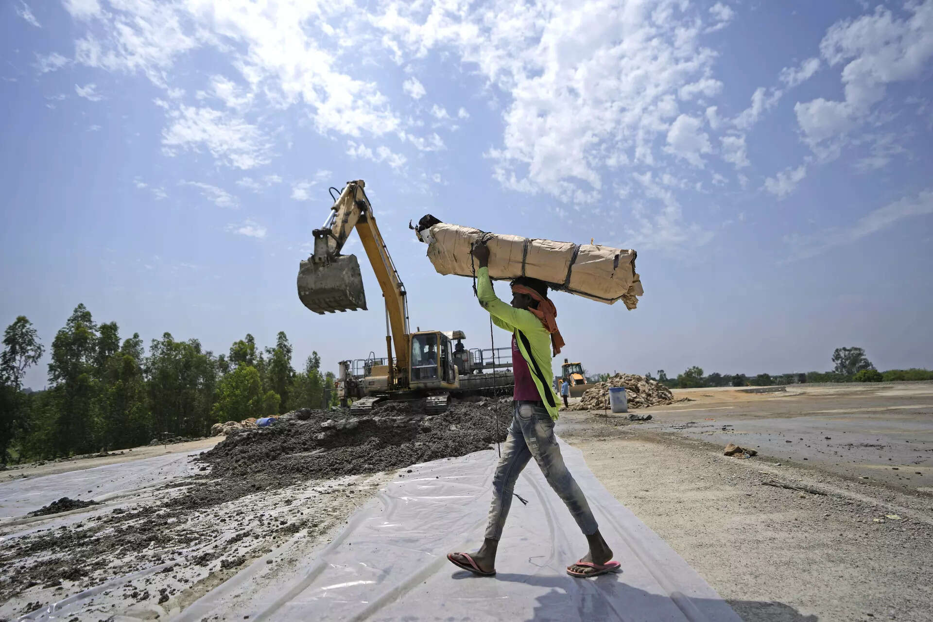 <p>The second package from Jaitpur to Ballabhgarh (25km) via the existing bypass is being made a six-lane signal-free stretch for expressway traffic. </p>