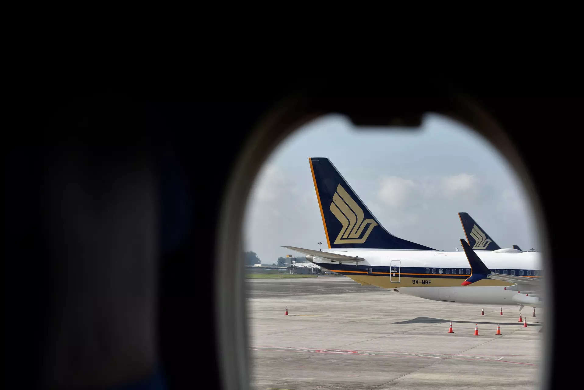 <p>FILE PHOTO: Singapore Airlines planes sit on the tarmac at Changi Airport in Singapore November 16, 2021. REUTERS/Caroline Chia/File Photo</p>