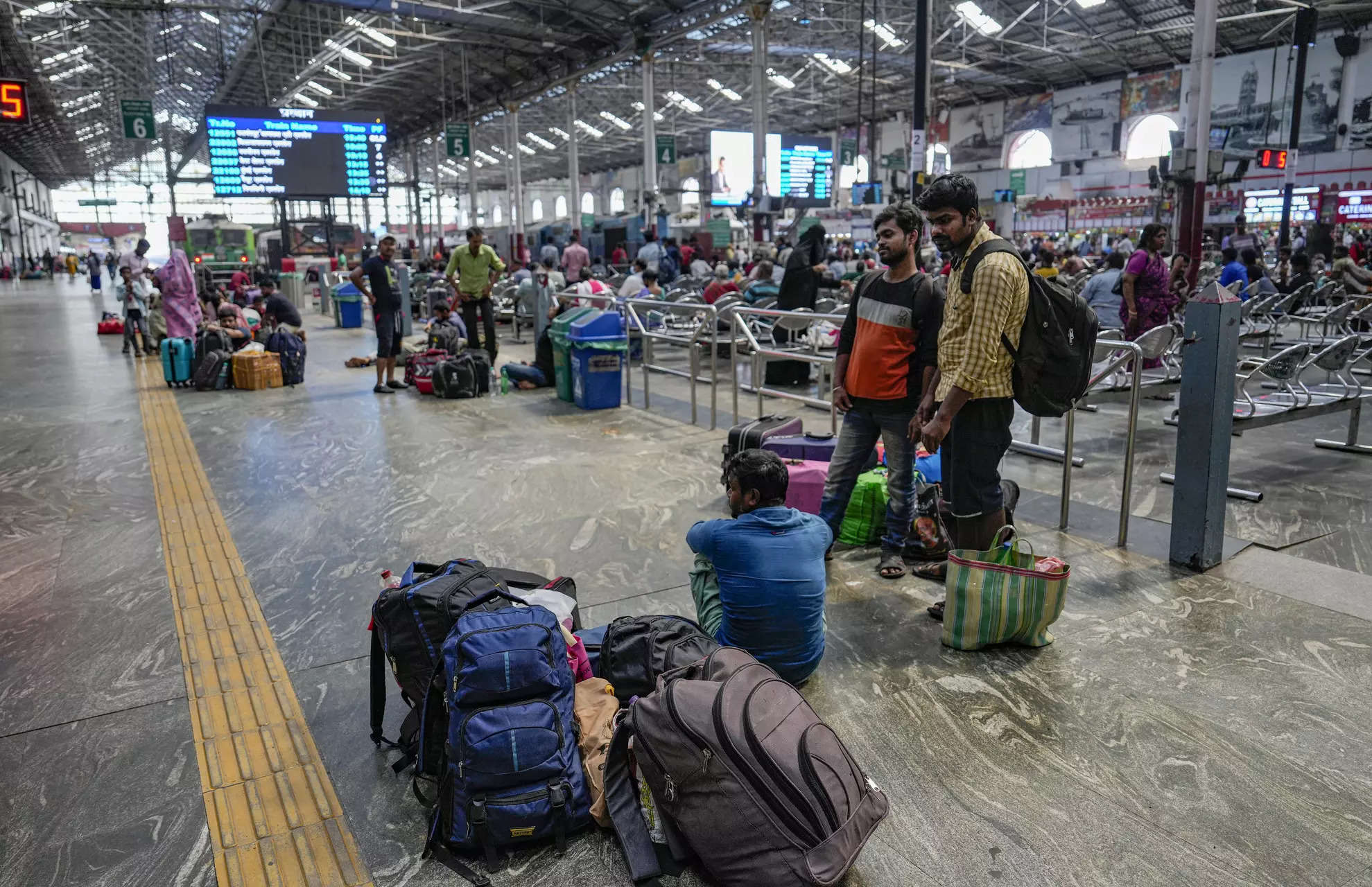 <p>Chennai: Passengers at Central Railway Station after several trains were cancelled following an accident involving three trains in Odisha's Balasore, in Chennai. (PTI Photo/R Senthil Kumar)(</p>