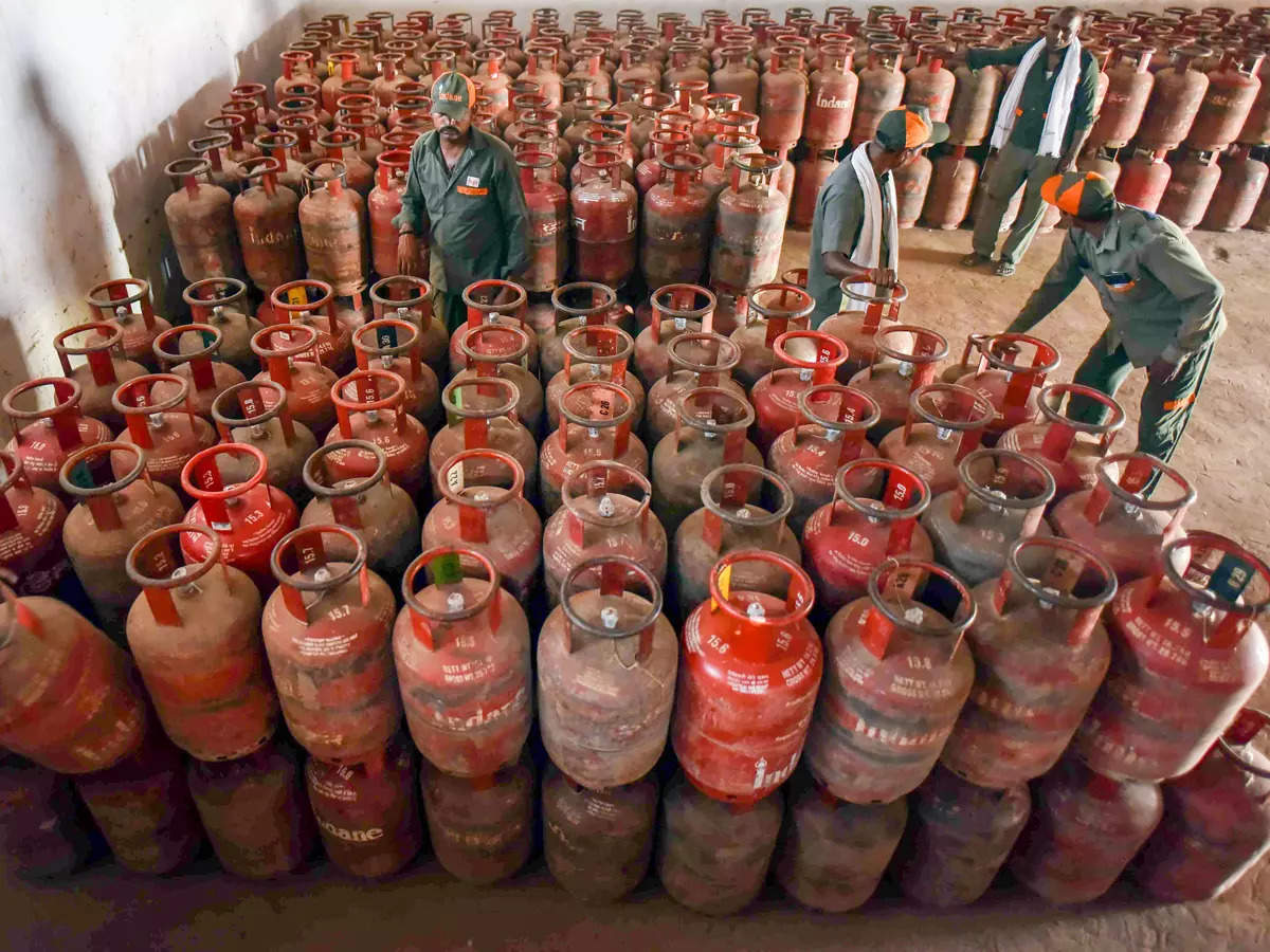 India hands over LPG gas stoves, cylinders to underprivileged families in  Nepal, ET EnergyWorld