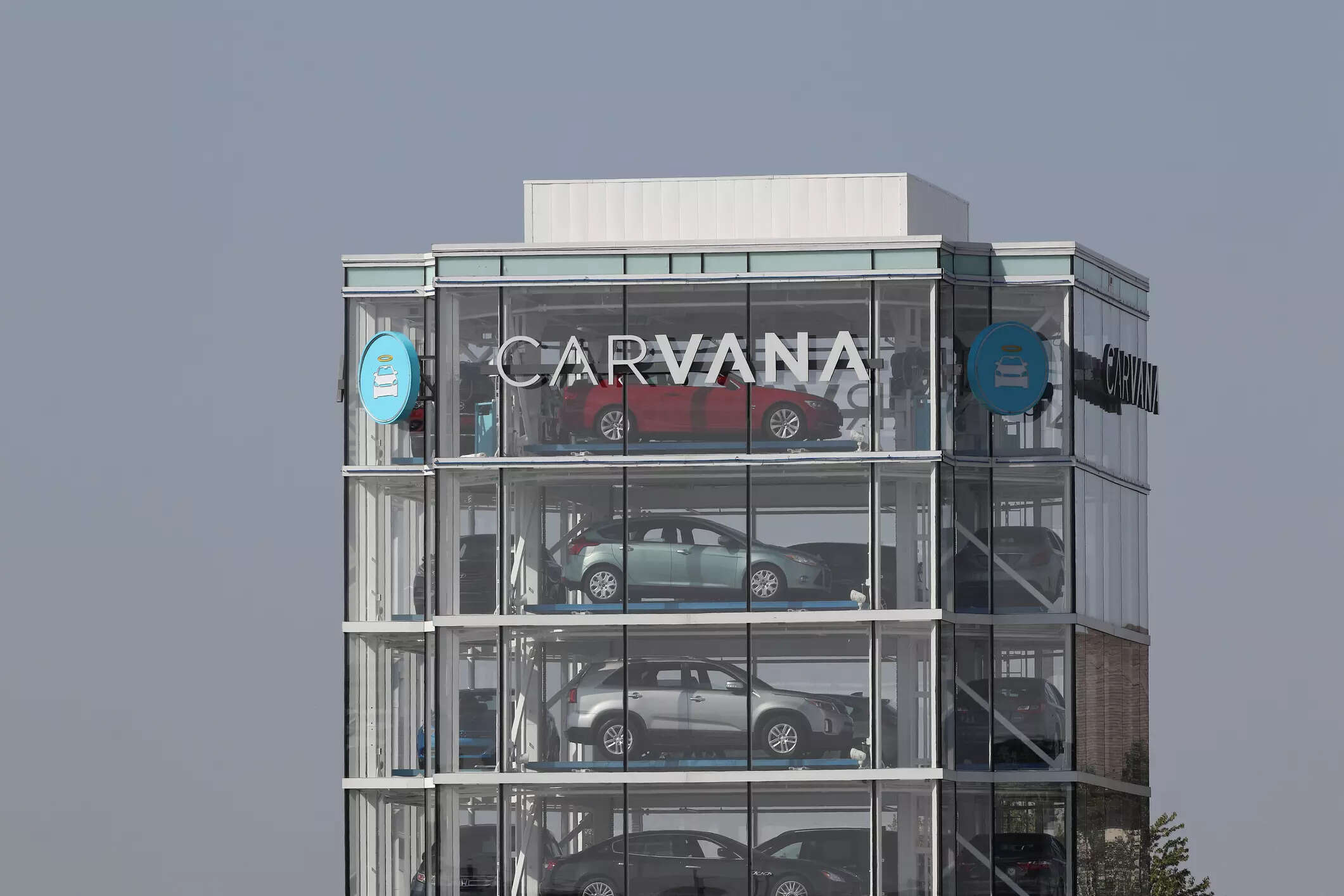 <p>Carvana has been trimming inventory and slashing advertising expenses to help move closer to profitability and attain positive free cash flow.</p>