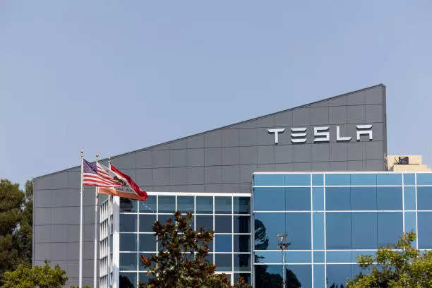 

<p>Las acciones de Tesla están en camino de duplicarse con creces este año, gracias a varios desarrollos positivos.  La compañía de vehículos eléctricos ha pasado una destello de buenas noticiero de 11 días, agregando más de USD 194 mil millones a su valoración de mercado.  </p>
<p>“/><figcaption class=