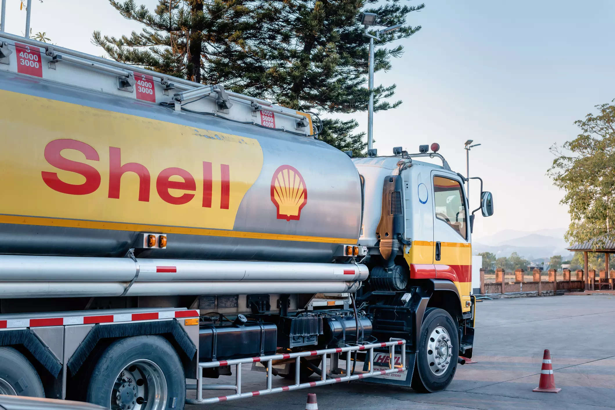 Exclusive: Shell pivots back to oil to win over investors