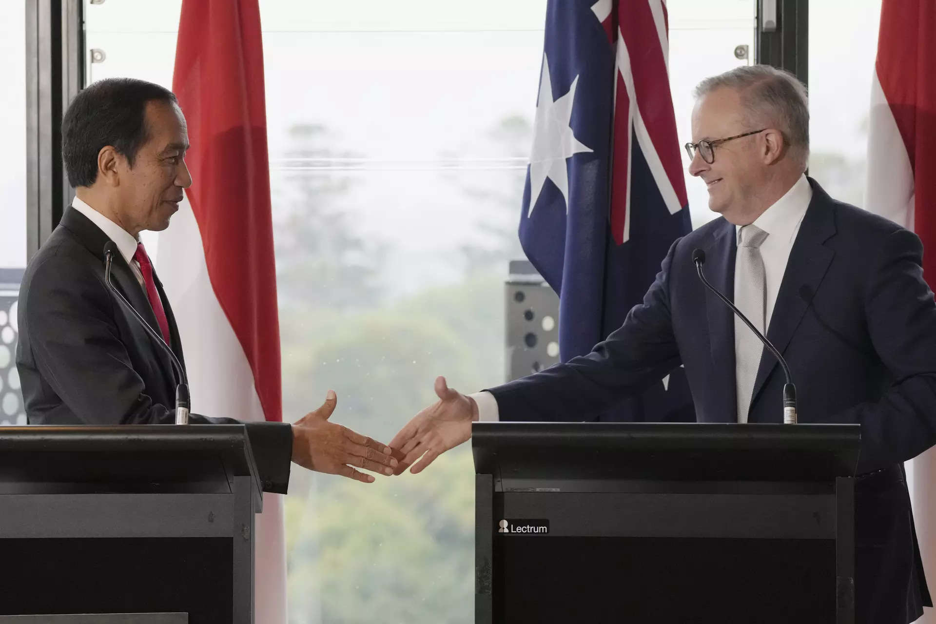 <p>Indonesian President Joko Widodo, left, shakes hands with Australian Prime Minister Anthony Albanese following a joint statement in Sydney, Tuesday, July 4, 2023. Widodo is on a 3-day visit to Australia. (AP Photo/Rick Rycroft)</p>