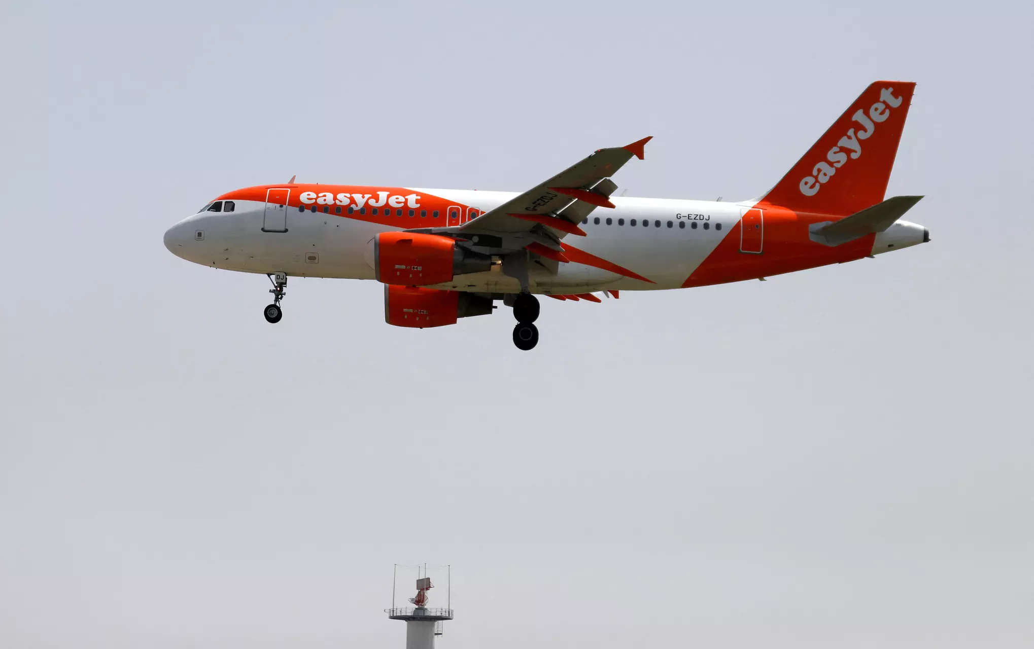 <p>FILE PHOTO: An easyJet Airbus A319-100 plane prepares to land at Lisbon's airport, Portugal April 24, 2018. REUTERS/Rafael Marchante/File Photo</p>