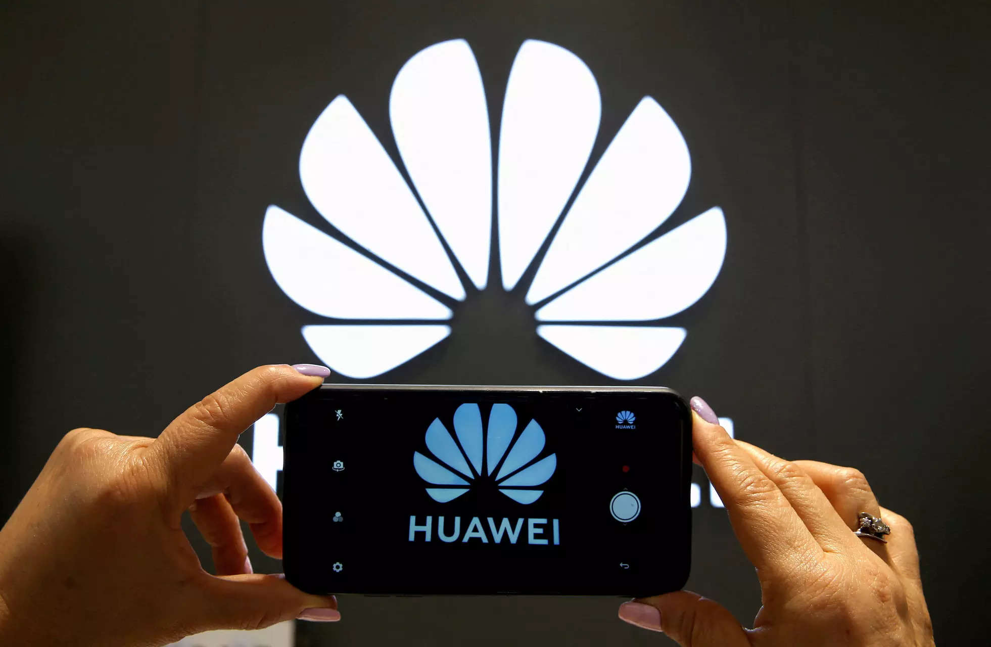 Huawei Phone Shows China Is Replacing US Suppliers of 5G Tech - Bloomberg