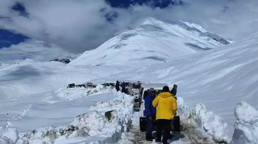 <p>In one of the toughest operations to dig through mounds of snow to make way for nearly 300 tourists, comprising three foreigners, who got stuck on the icy road in Himachal Pradesh’s Spiti Valley at altitudes ranging above 15,060 ft, ‘snow warriors’ on Wednesday began work to reopen the mountain pass.</p>