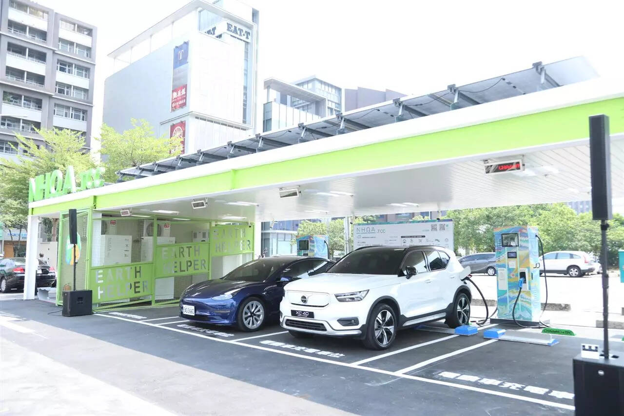 <p>The entrance of a strategic partner is one of the options Nhoa is considering to expand its network to over 20,000 charging points by 2030, according to a presentation during the group's capital market day.</p>