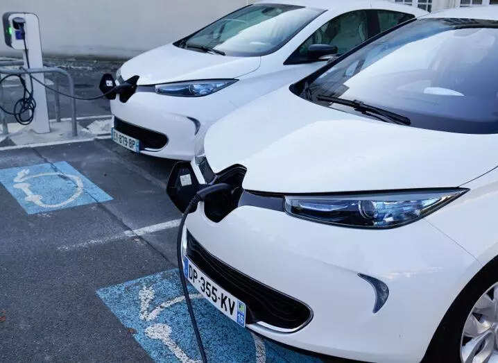 <p>Renault aims to cut electric vehicle production costs by 40% to compete with cheap Chinese electric cars flooding Europe's market. Western automakers, including Stellantis, face fierce competition and must seek cost competitiveness to stay profitable.</p>