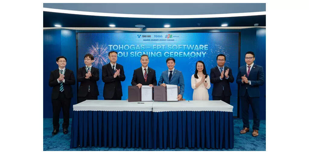 <p>Representatives of Toho Gas Information System and FPT Software at the MOU signing ceremony in Da Nang, Vietnam</p>