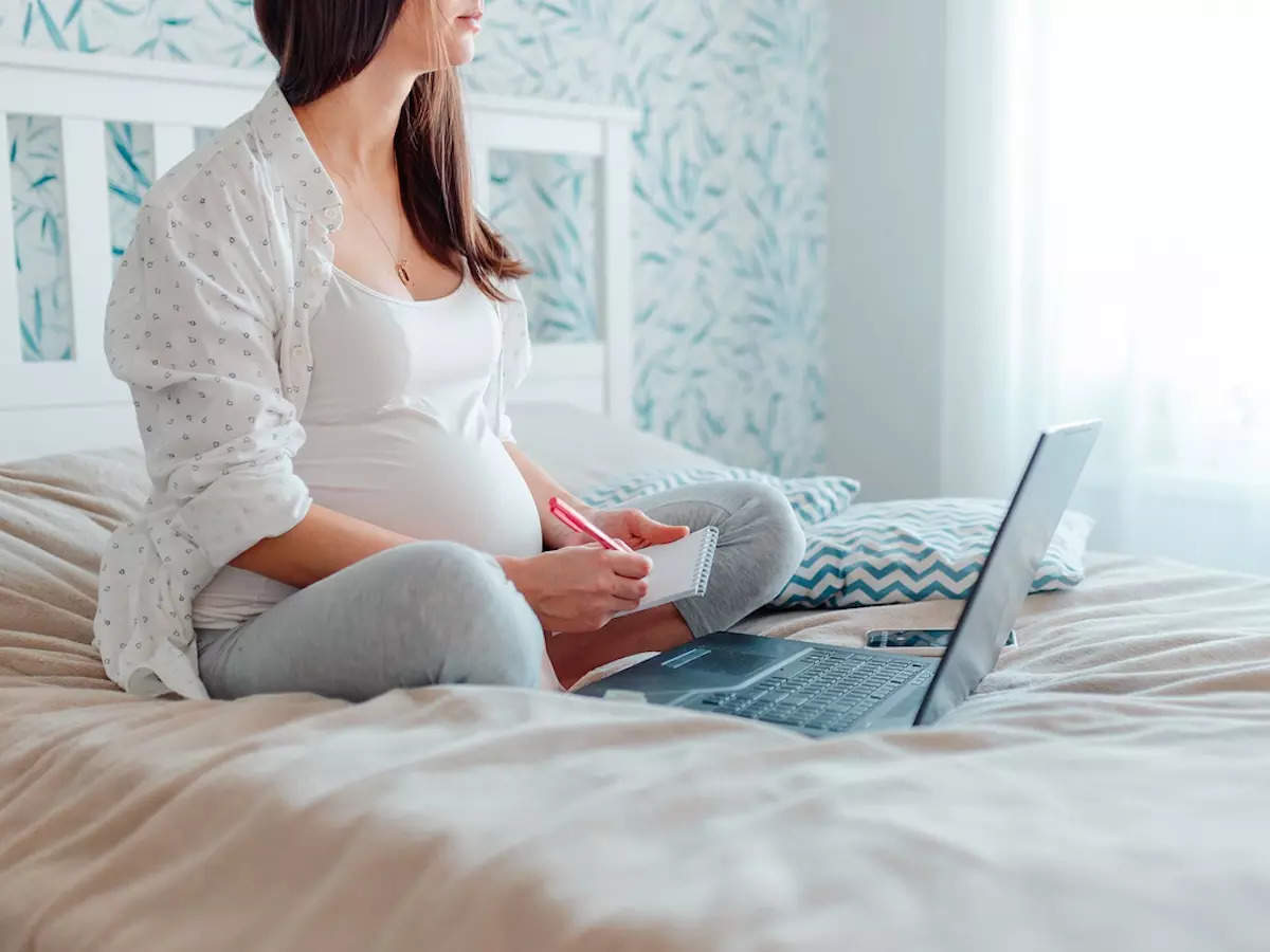 <p>According to experts, it's essential to strike a balance between ensuring that employees on maternity leave have a genuinely free break from office responsibilities and maintaining their connection to the workplace if they desire it.</p>