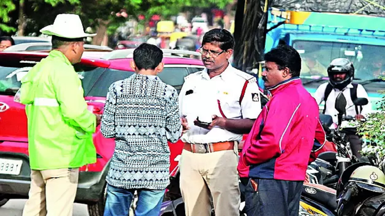 <p>According to traffic police data, a staggering 20,684 vehicles have collectively flouted traffic regulations more than 100 times each, yet have not settled their fines. </p>