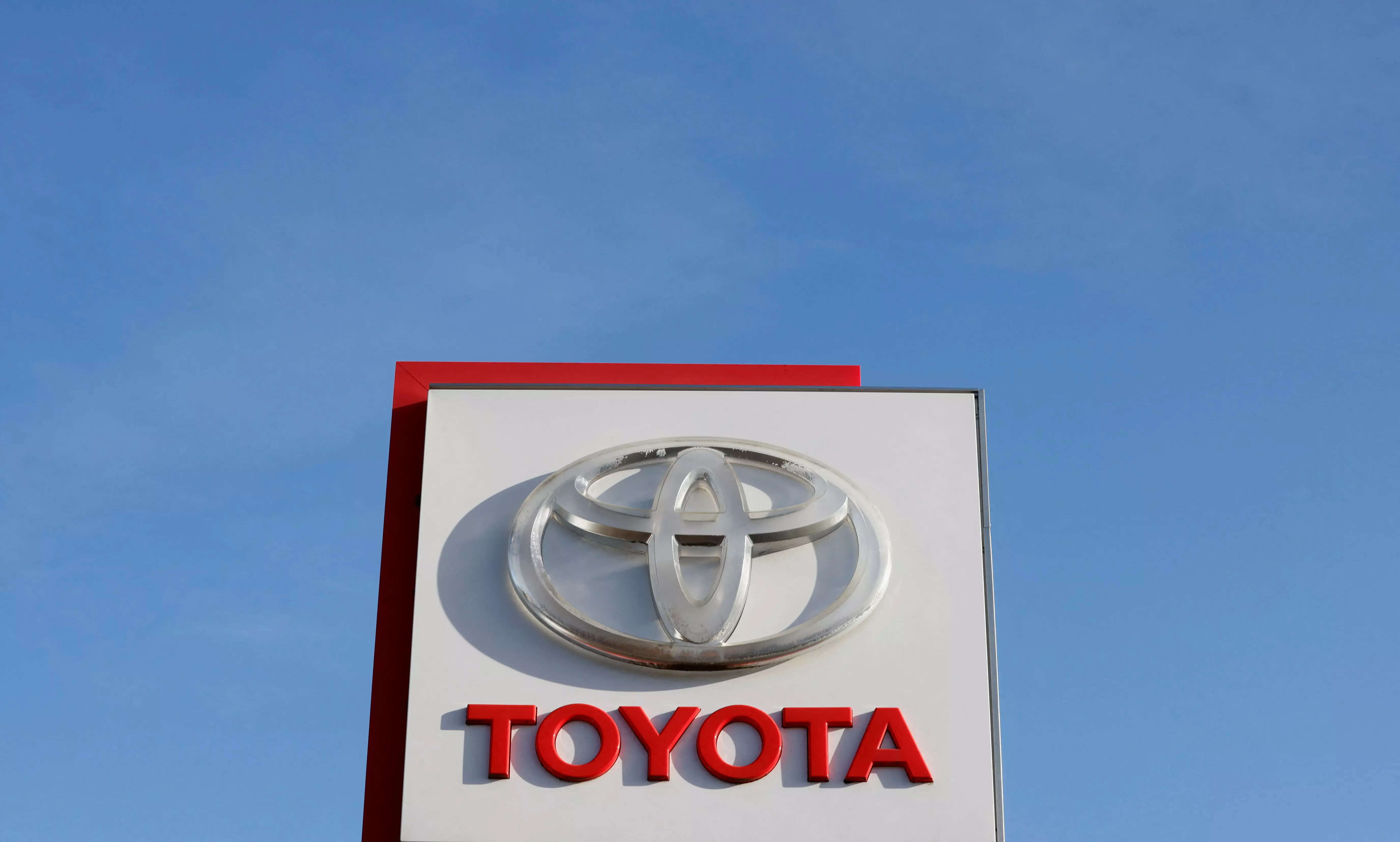 <p><br>"We had to stop production yesterday evening. This will of course have an effect on our production plan. It is not clear how long will the outage last," said Toyota spokesman Tomas Paroubek.</p>