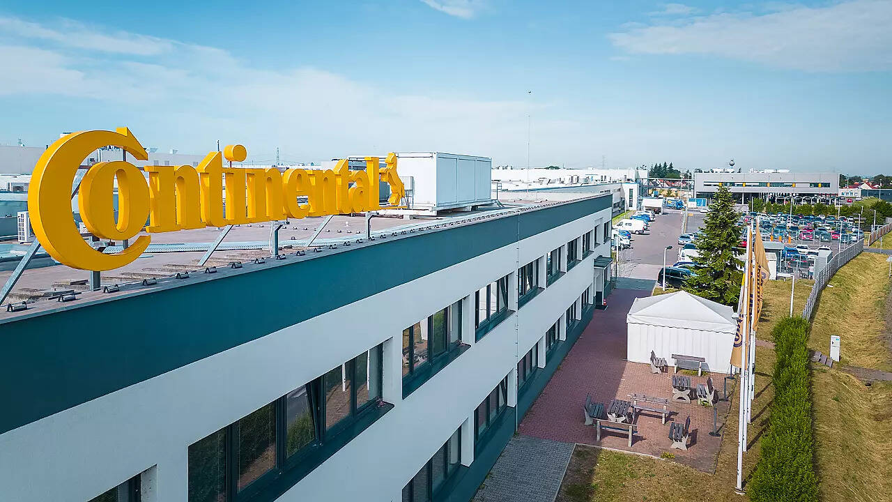 <p>Continental plans to integrate more than 1,000 devices and sensors into the network at its plant in Brandýs. Covering an area of 5,000 square meters, eight network access points provide the signal for the private 5G network.</p>