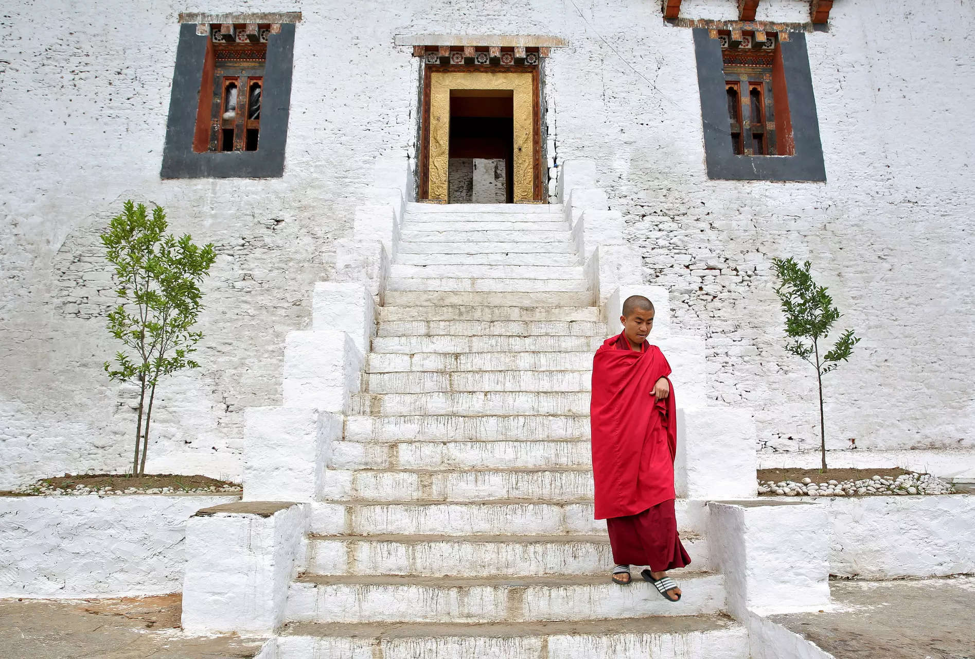 <p>FILE PHOTO: A monks makes his way from the Punakha Dzong, Bhutan, April 17, 2016. REUTERS/Cathal McNaughton/File Photo</p>