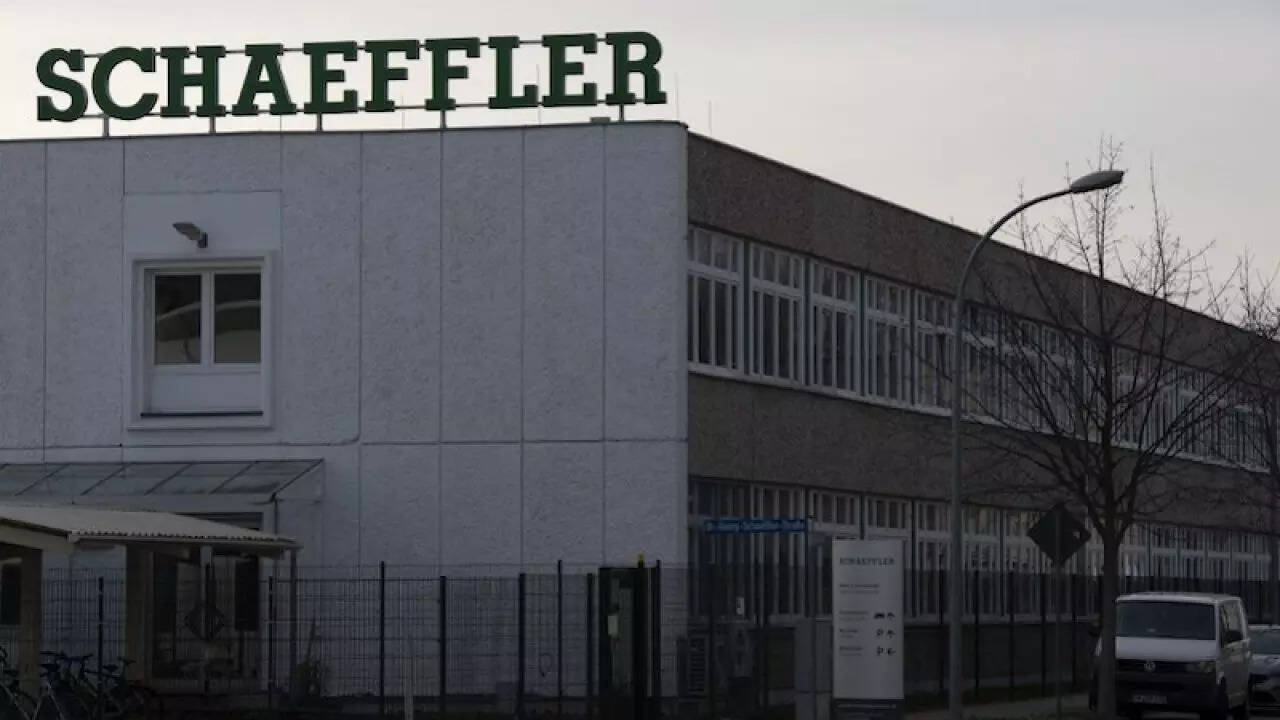 Schaeffler’s Automotive Aftermarket division supplies components and holistic repair solutions for the automobile spare parts business worldwide and sees itself as an enabler of garages