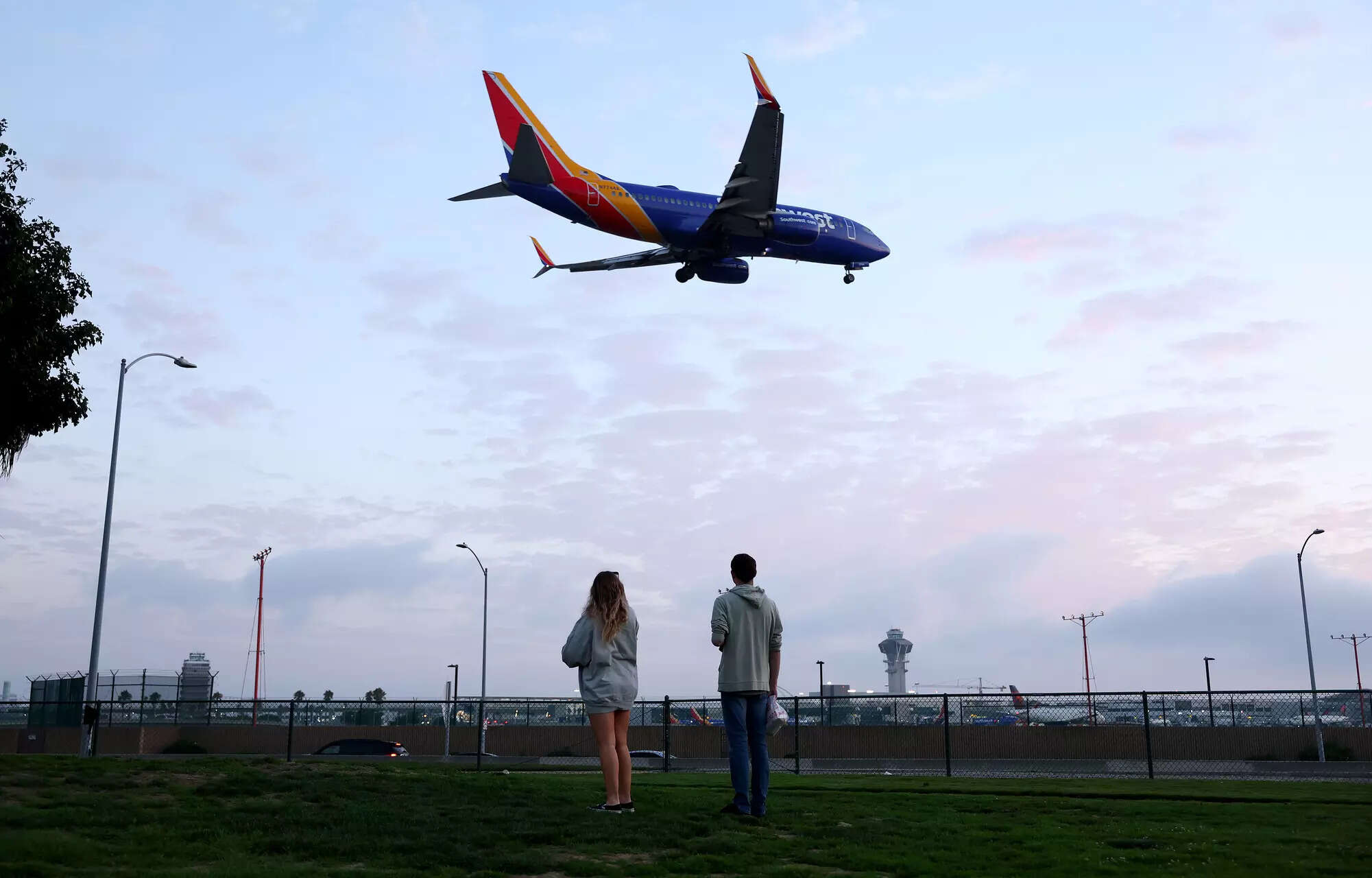 <p>LOS ANGELES, CALIFORNIA - AUGUST 31: People view a Southwest Airlines plane landing from a park next to Los Angeles International Airport (LAX) on August 31, 2023 in Los Angeles, California.</p>