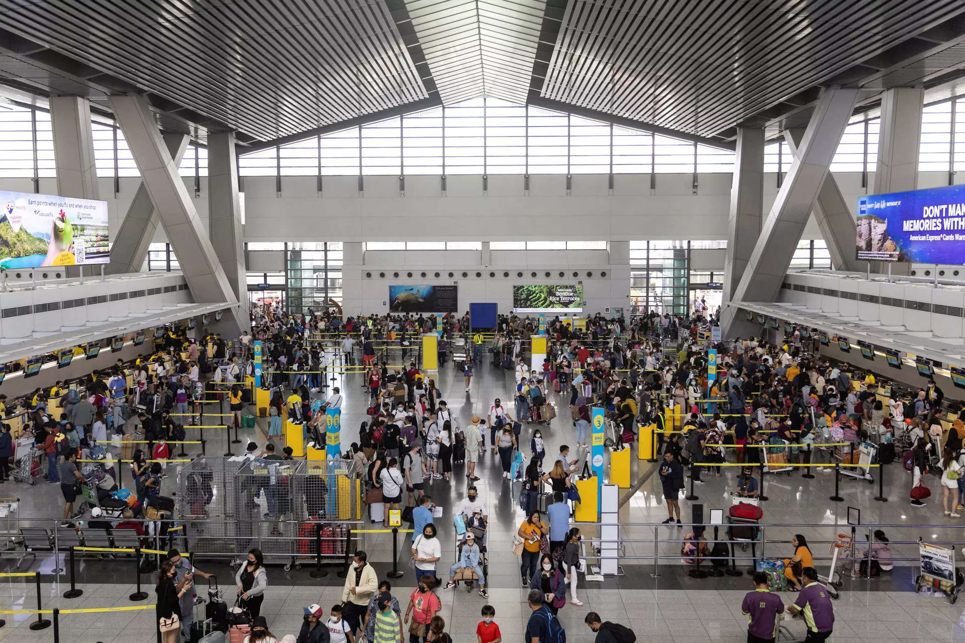 <p>FILE PHOTO: Passengers queue at airline counters in the Ninoy Aquino International Airport, in Pasay City, Metro Manila, Philippines, January 2, 2023. REUTERS/Eloisa Lopez/File Photo</p>