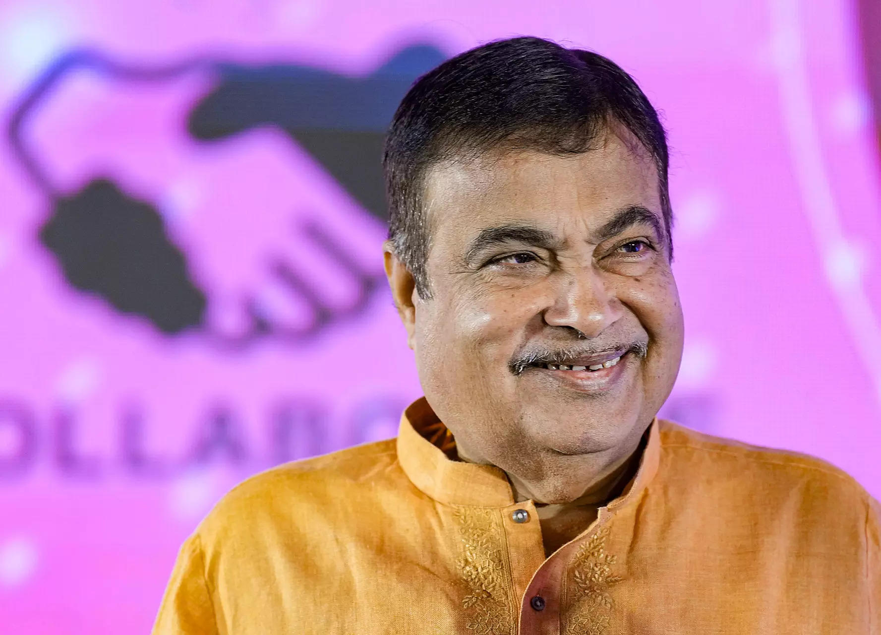 <p>Gadkari announced his ministry will in three months start flyover projects for Pune with an investment of Rs 55,000 crore.</p>