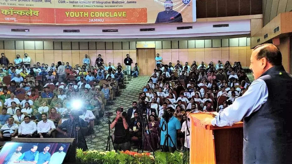 <p>Dr. Jitendra Singh speaking at Youth Conclave organized by CSIR-IIIM Jammu</p>