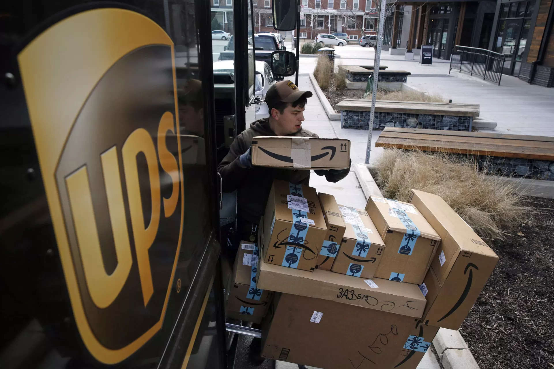 <p>Both UPS and rival FedEx Corp hire thousands of temporary workers each year to move more parcels between the months of October and January</p>