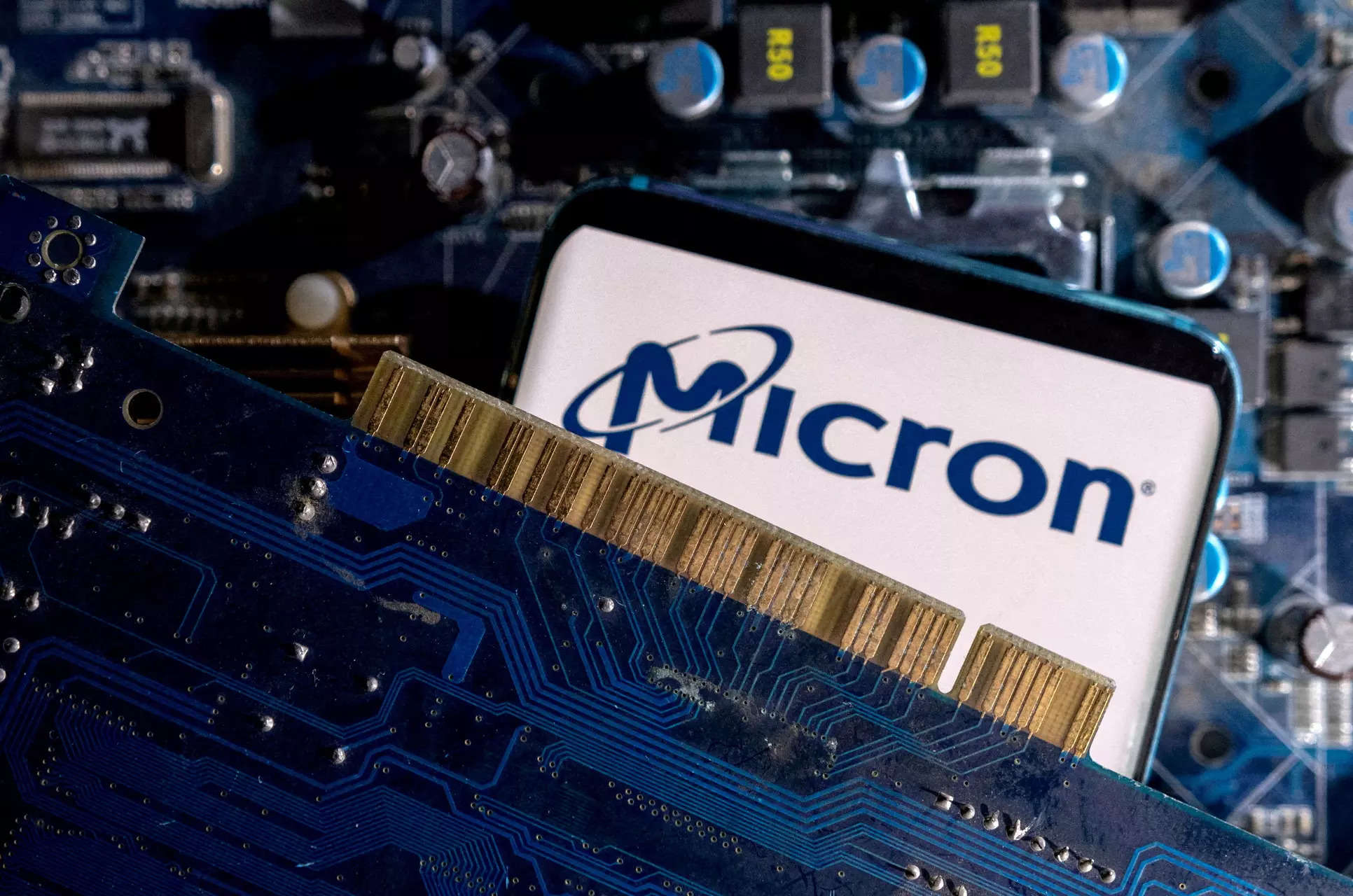 Micron widens loss forecast, shares drop; chipmaker hopes to ...