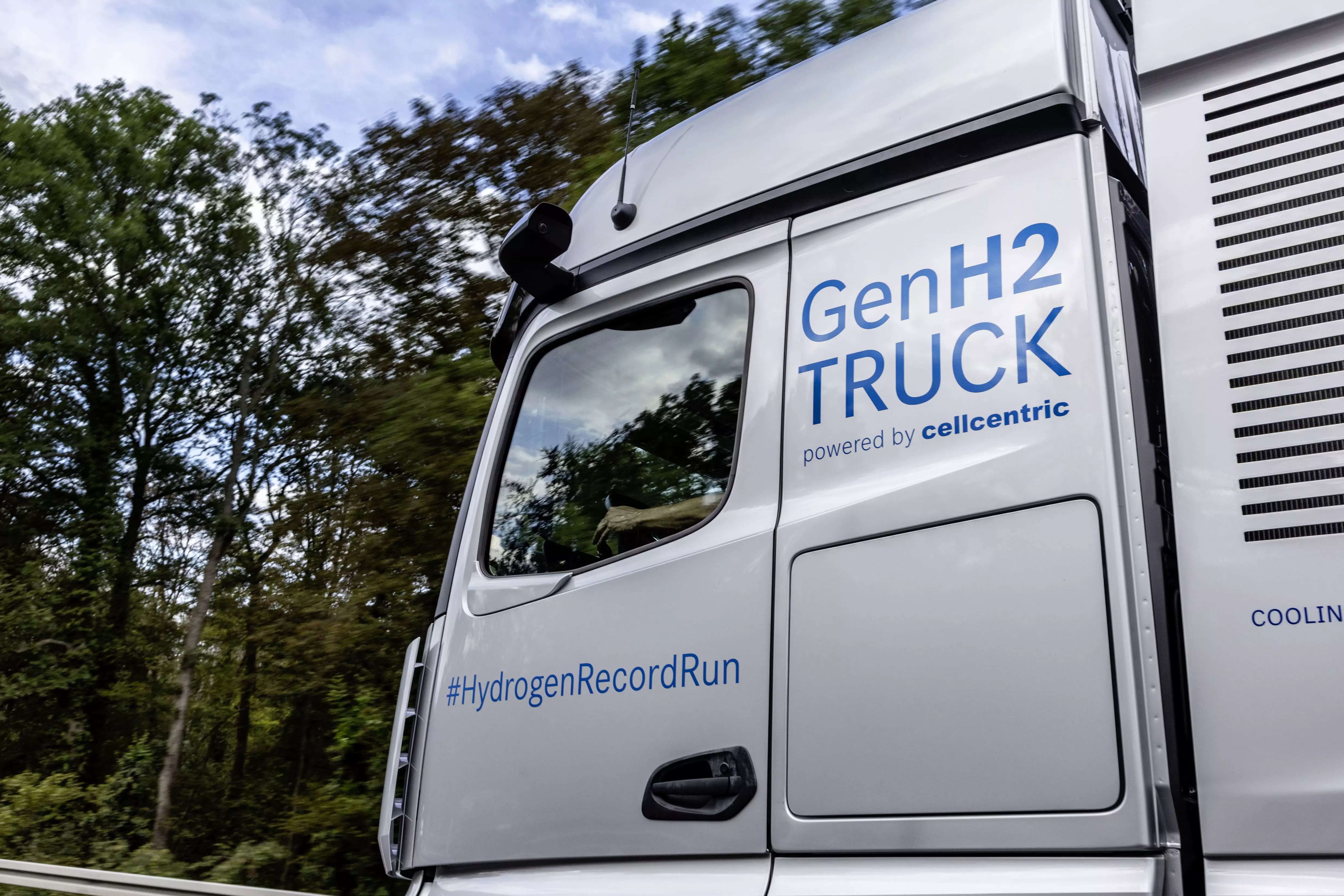 <p>Daimler Truck remains committed to a dual-track strategy, investing in both hydrogen and battery-powered vehicles. As a major global commercial vehicle manufacturer, the company aims to offer CO2-neutral vehicles in core markets by 2039.</p>