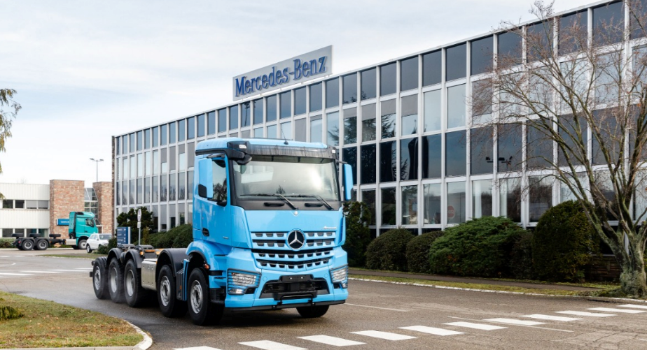 <p>Based on the eActros 300 semi-trailer truck, CTT is currently building a “low liner” variant of the electric truck in Molsheim as a pilot project, which is suitable for use with mega trailers and in automotive logistics. The eActros 300 can also be a suitable solution for high-volume transport that requires an interior height of up to three meters as a lowliner. </p>