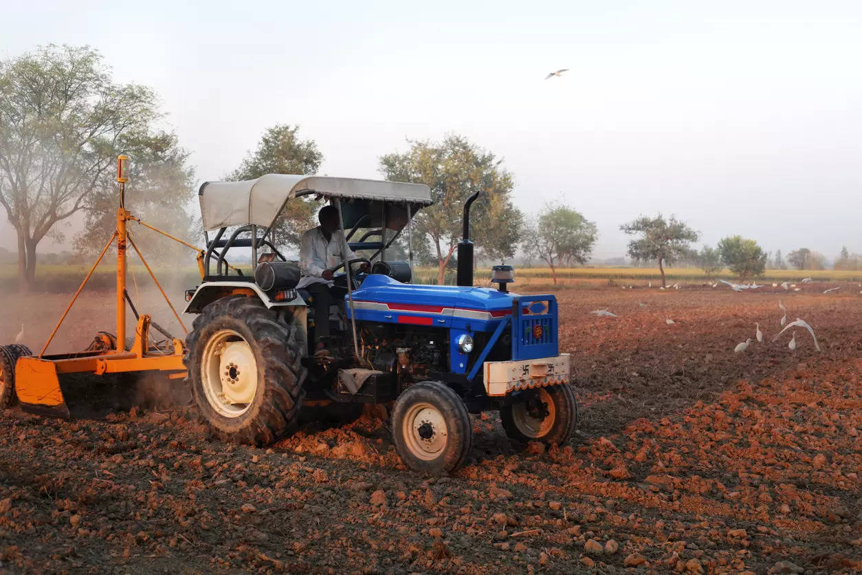 <p>Data from the Tractor Manufacturers Association (TMA) show tractor sales fell by over 4% (domestic plus exports) between April and August this year.</p>