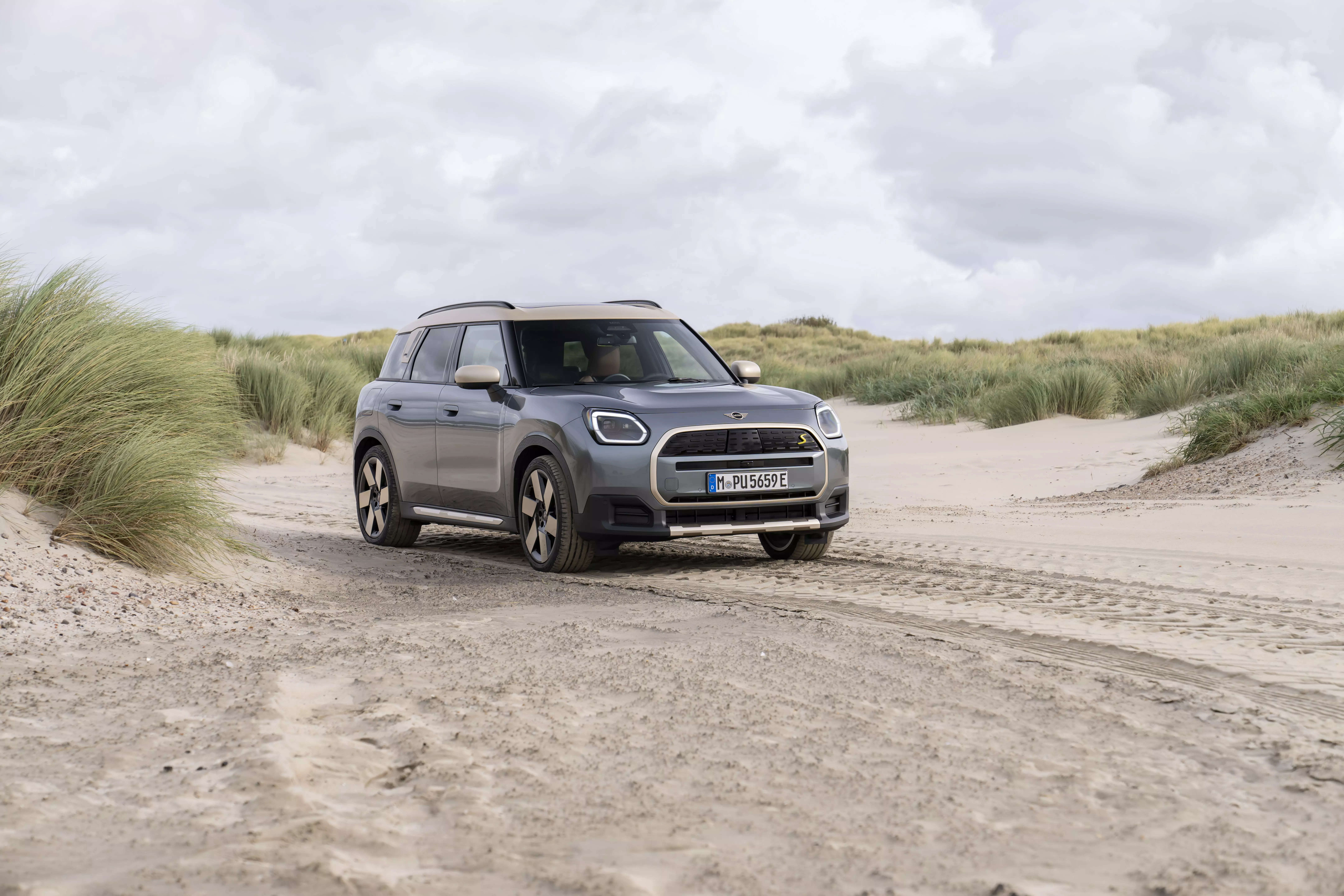 MINI Countryman SE ALL4 gets tech-savvy and luxurious interior, ET