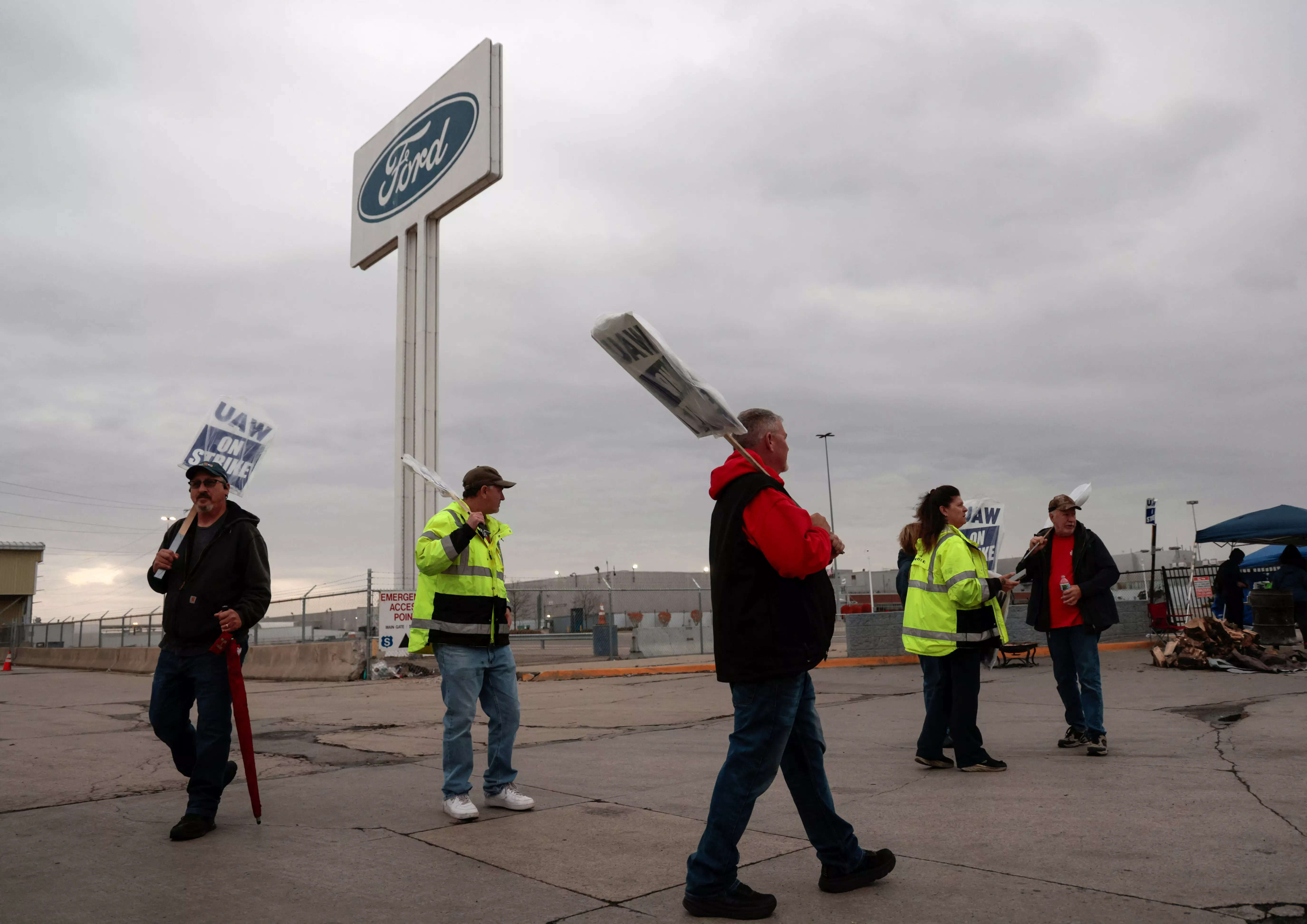 <p>The UAW told Ford workers they would return to work before ratification. Ford is beginning calling back workers as it works to restarts its three assembly plants that were on strike.</p>