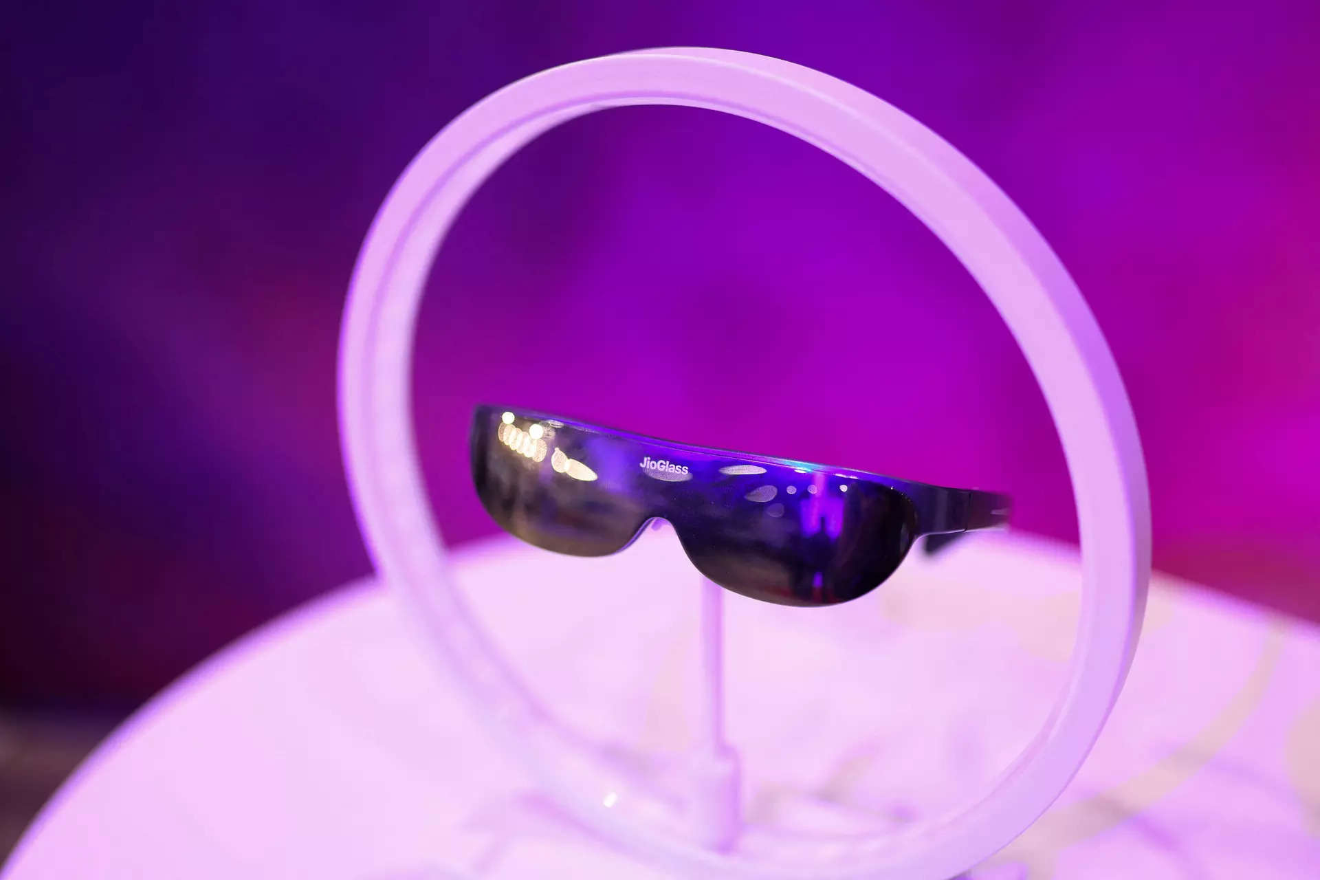 Reliance Jio unveils mixed reality JioGlass smart glass, ET Telecom