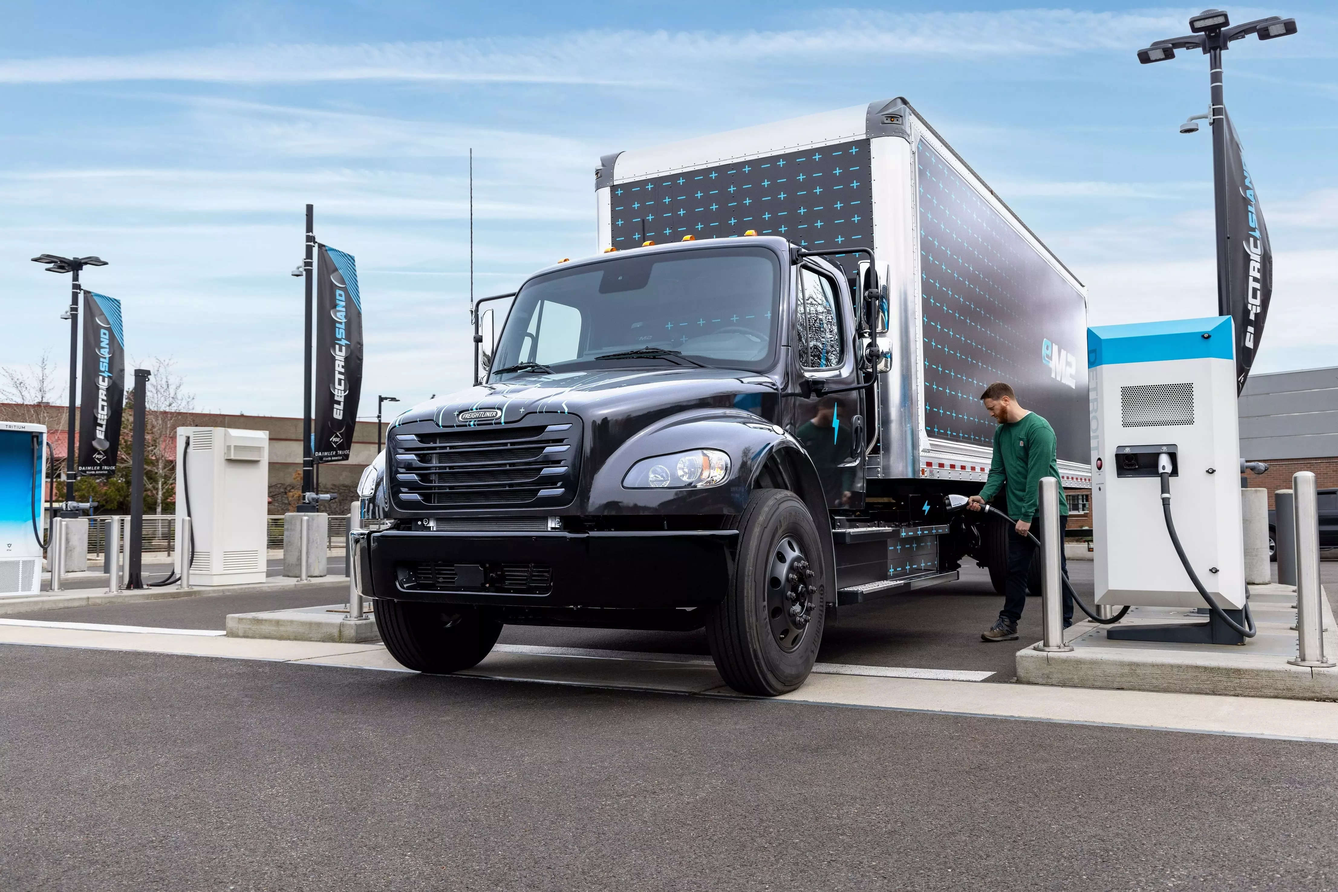Penske takes delivery of electric Freightliner eCascadia semi trucks