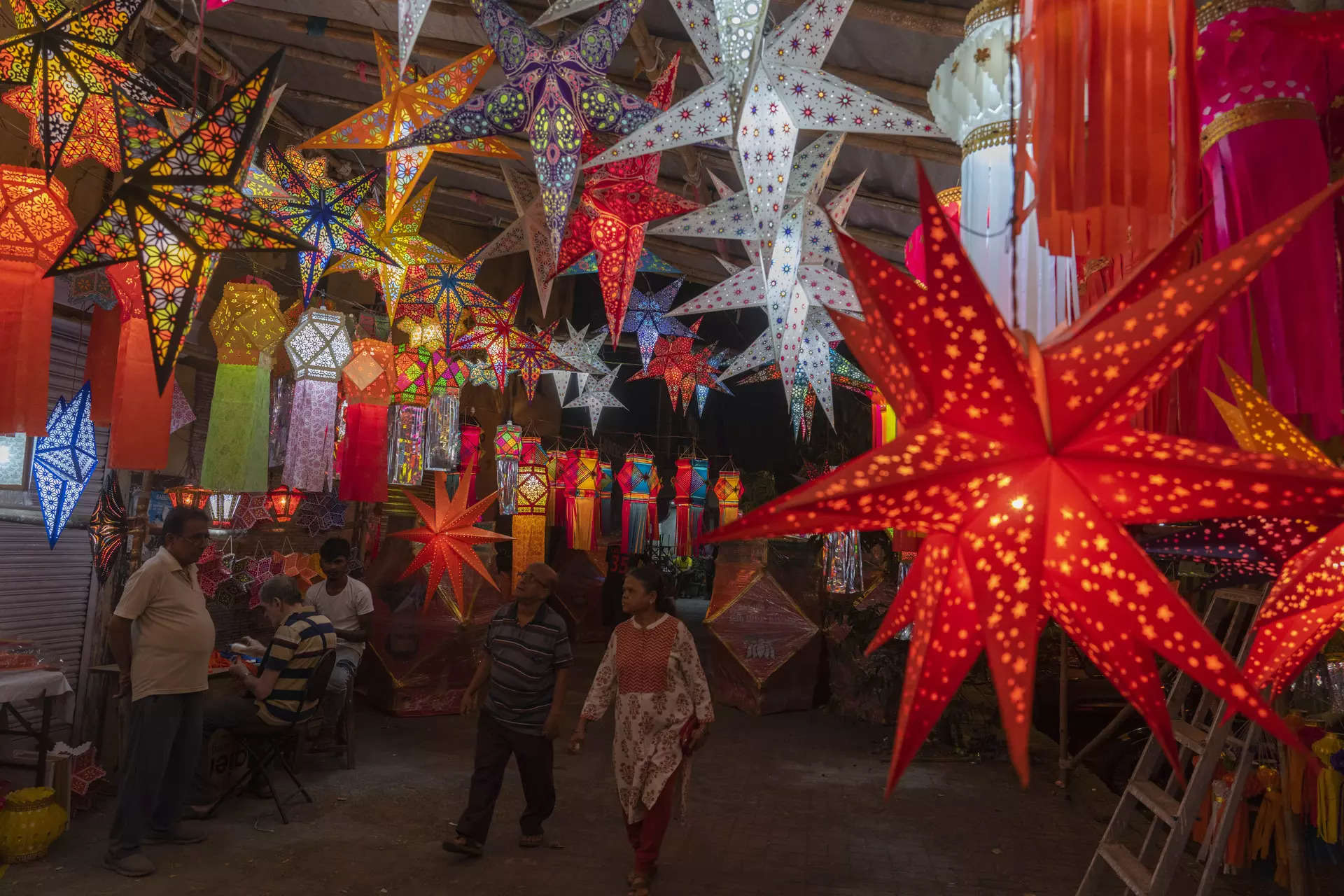 <p>People look at lanterns displayed for sale at roadside stalls ahead of Diwali festival in Mumbai, India, Sunday, Nov. 5, 2023.</p>