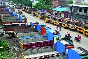 <p>More than 6.5 lakh trucks, 23 lakh light vehicles and 30,000 sand trucks participated in the strike.</p>