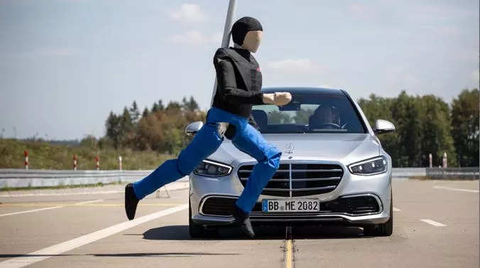 <p><br>Warning and support in the event of acute accident risk Mercedes-Benz introduced the first Brake Assist System (BAS) back in 1996. In 2005, radar technology was used to enhance the brake assist system by making it anticipatory.</p>