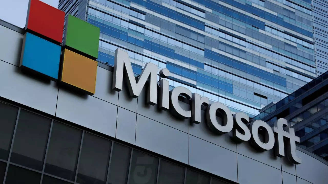 Microsoft unveils custom AI chip, with help from OpenAI, playing
