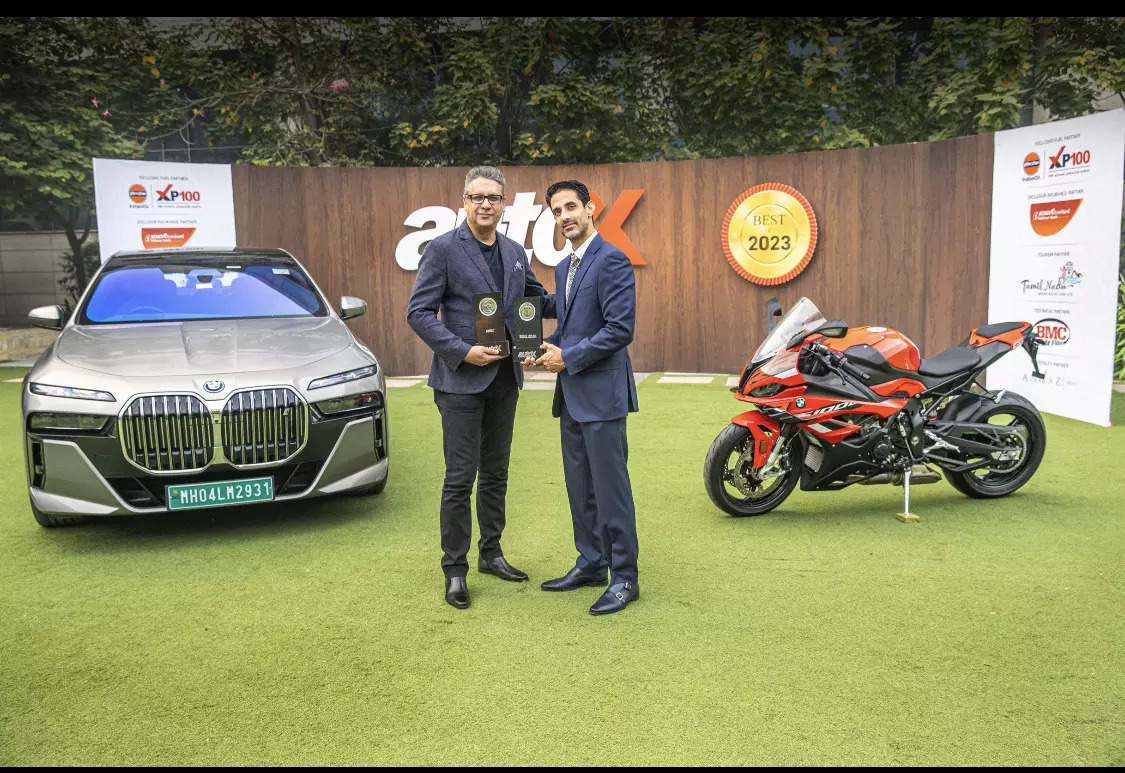 <p>(From L to R: Vikram Pawah, President &amp; CEO, BMW Group India, receiving the ‘Best of 2023’ award(s) from Dhruv Behl, Founder and Editor-In-Chief, autoX)</p>