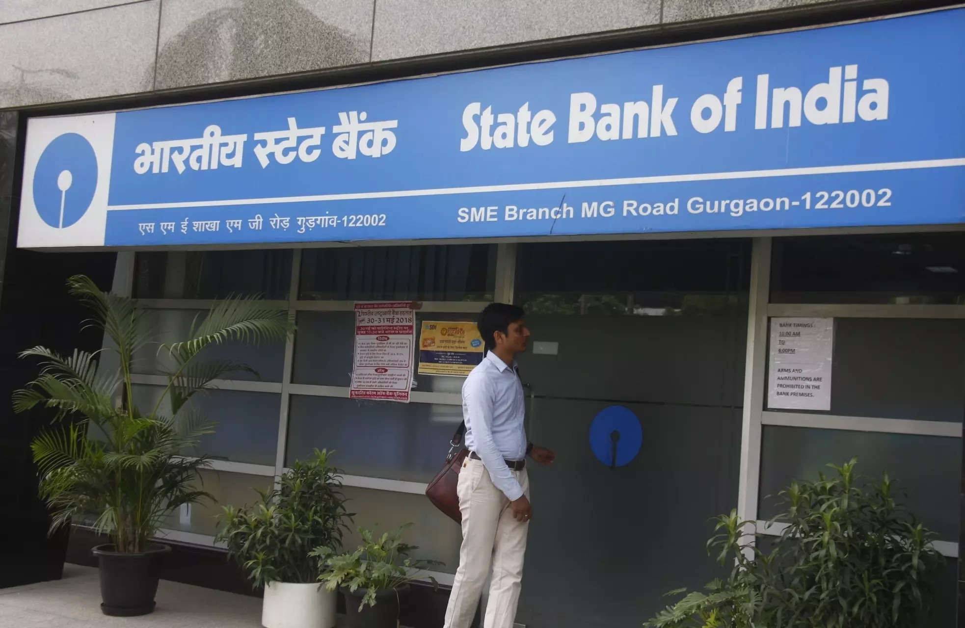 <p>"Annual increase in salary and allowances is agreed at 17 per cent, of the annual pay slip expenses for FY 2021-22, which works out to Rs 12,449 crores for all public sector banks including SBI," the MoU notes</p>