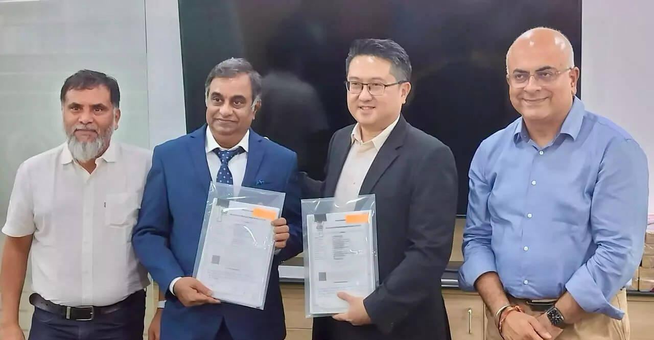 <p>Left to Right B Murali, Partner at Vibgyor, Ramamirtham S, Partner at Vibgyor, Jon Tan, Managing Director, Nippon Paint India and Sharad Malhotra, Director and President (Automotive Refinishes), Nippon Pain.</p>