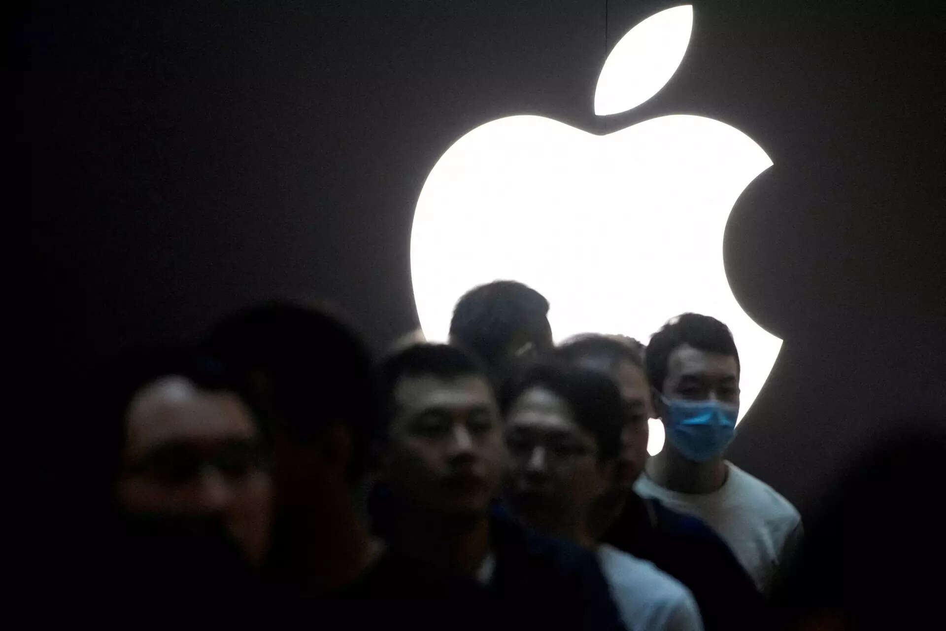 <p>FILE PHOTO: People line up while waiting at an Apple Store as Apple's new iPhone 15 officially goes on sale across China, in Shanghai, China September 22, 2023. REUTERS/Aly Song TPX IMAGES OF THE DAY/File Photo</p>