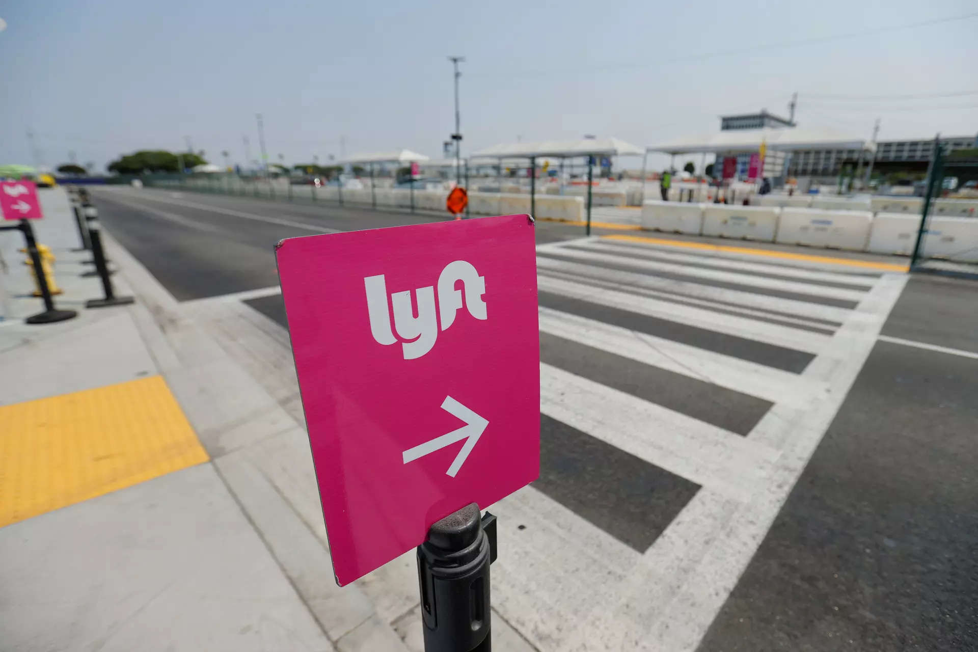 NY workers’ comp fund for Uber, Lyft drivers can charge fees on tips, court rules – ET Auto
