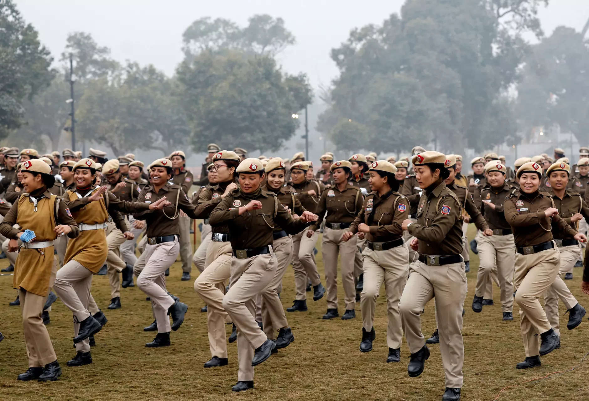 

<p>दिल्ली पुलिस के अधिकारी इस सप्ताह नई दिल्ली में कोहरे भरी सर्दियों की सुबह आगामी गणतंत्र दिवस परेड के लिए रिहर्सल के दौरान अभ्यास करते हुए।  रॉयटर्स/साहिबा चौधरी</p>
<p>“/><figcaption class=