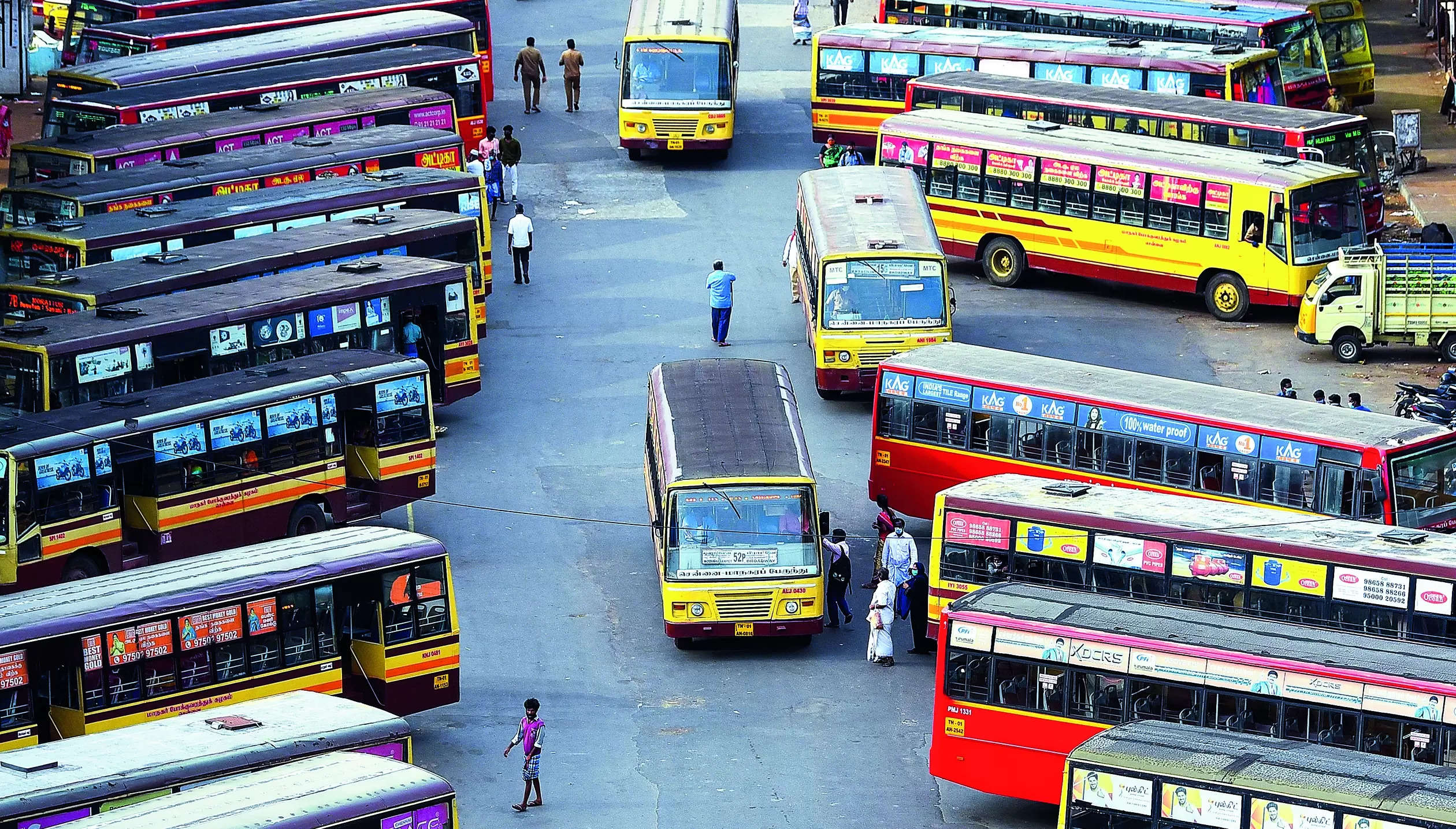 <p>The Ramanathapuram region of TNSTC Kumbakonam, serving Ramanathapuram and Sivagangai districts, achieved 75% bus operations on Tuesday, with plans to scale up to 100% by Wednesday, according to officials.</p>