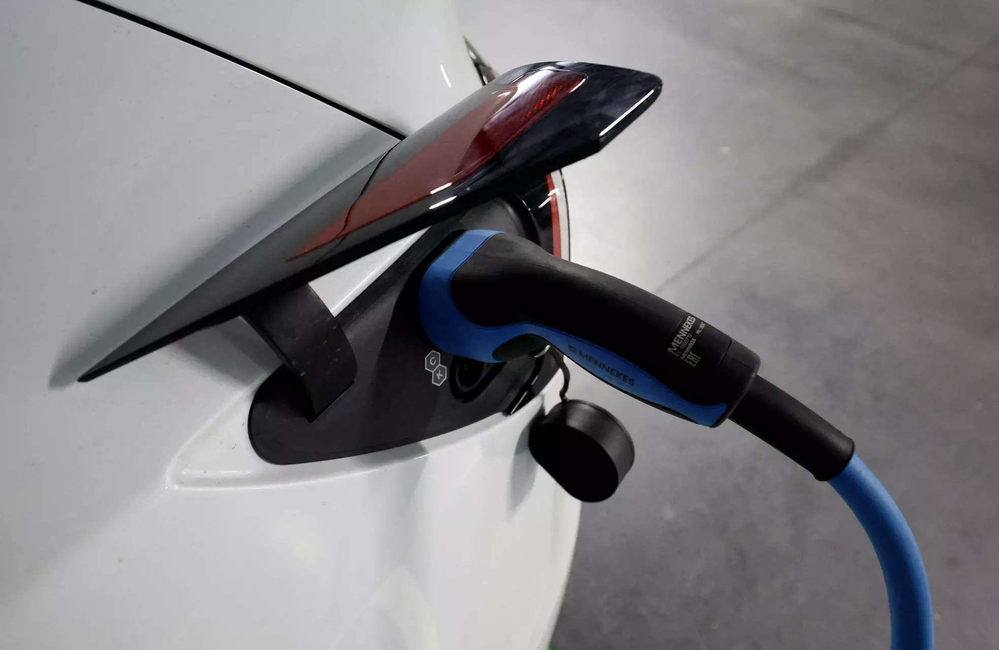 <p>Hertz Global Holdings Inc. will sell a third of its US EV fleet and buy gasoline-powered vehicles instead, in what looks like the start of a dramatic reversal to the aggressive electrification policy it pursued in recent years. </p>