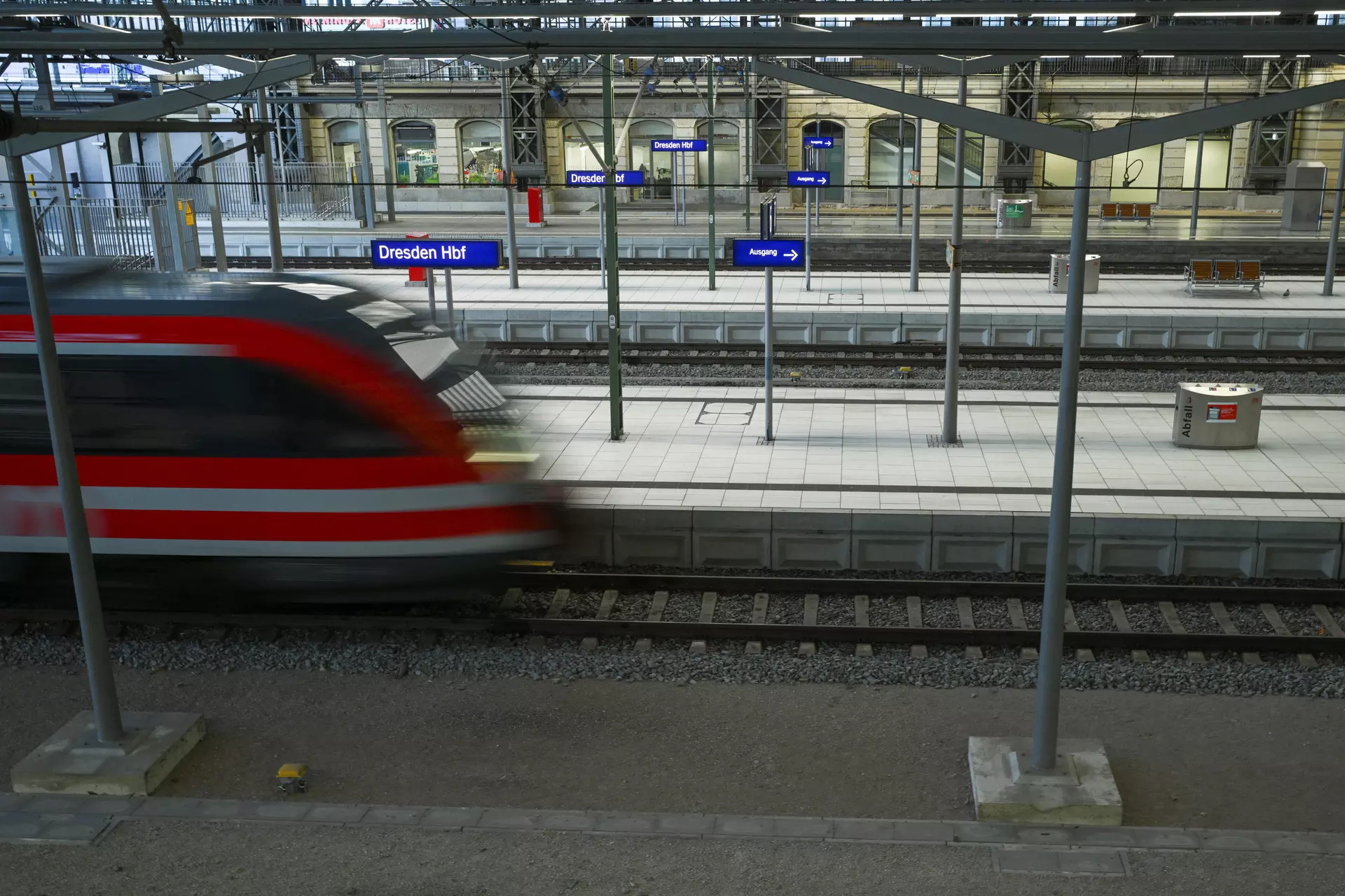 <p>Deutsche Bahn has offered flexibility on working hours but refused to reduce them without a pay cut.</p>