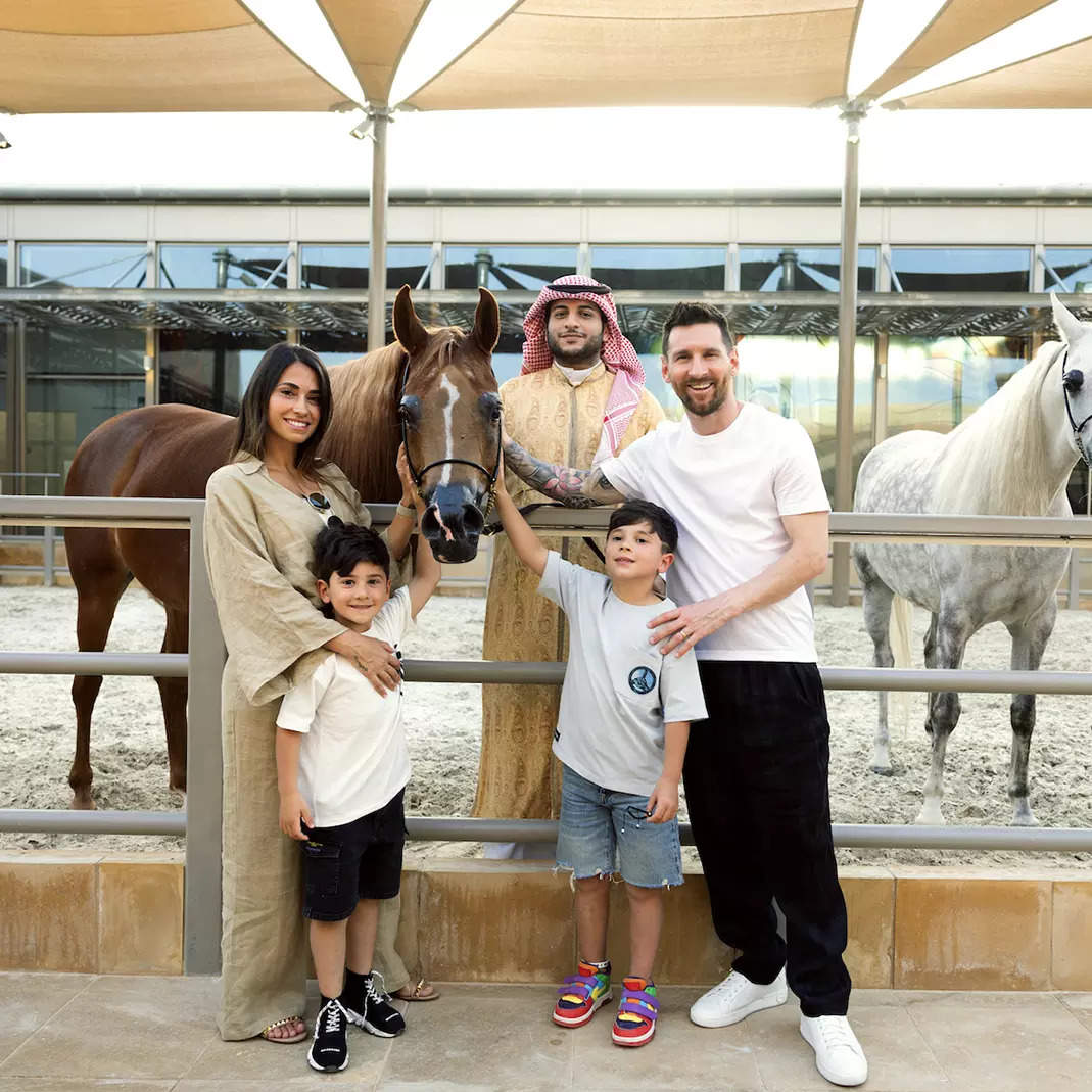 <p>Lionel Messi and his family with Arabian horses in Diriyah.</p>